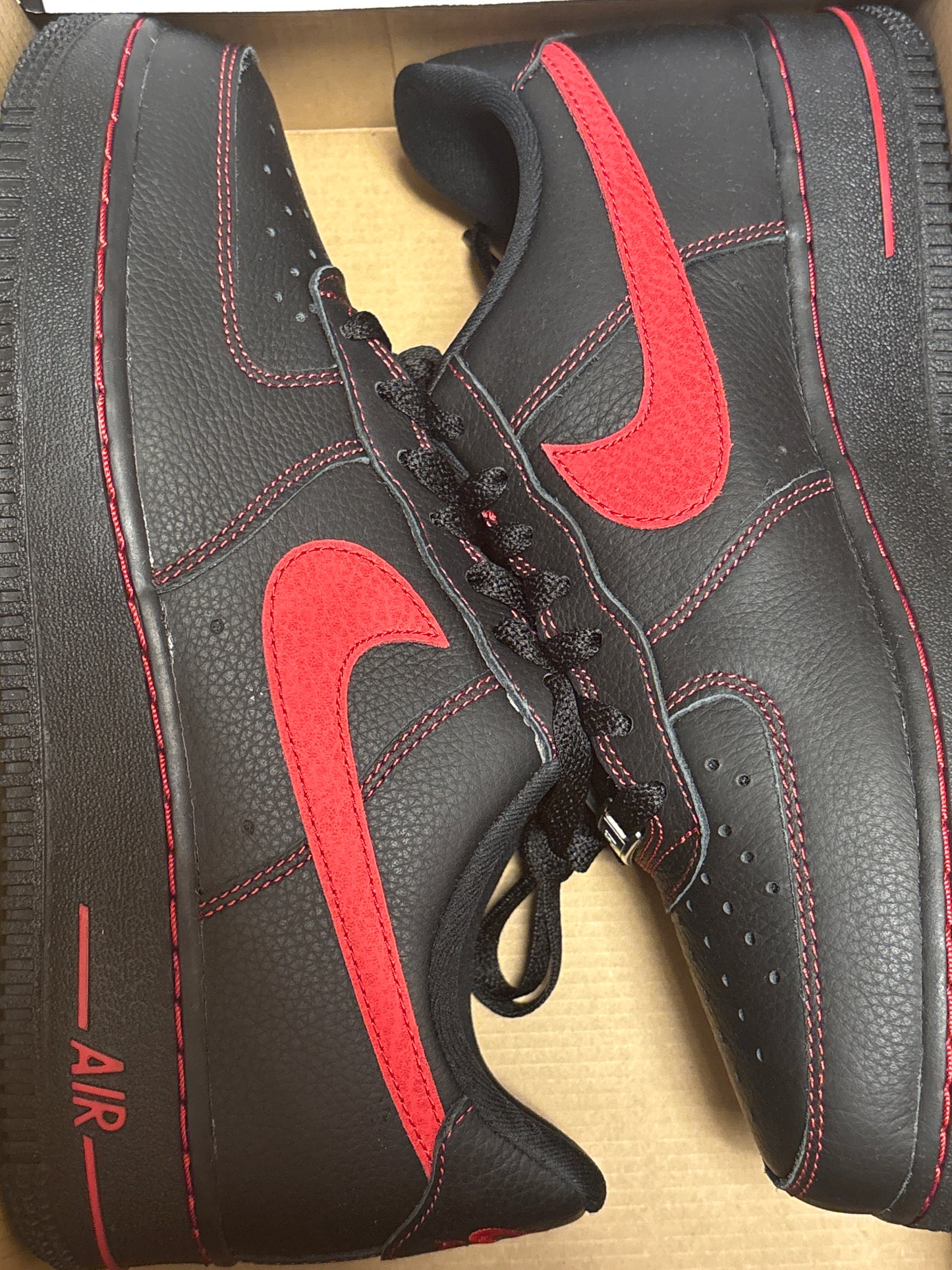 Nike Air Force 1 '07 LV8 in schwarz/rot, Größe 40