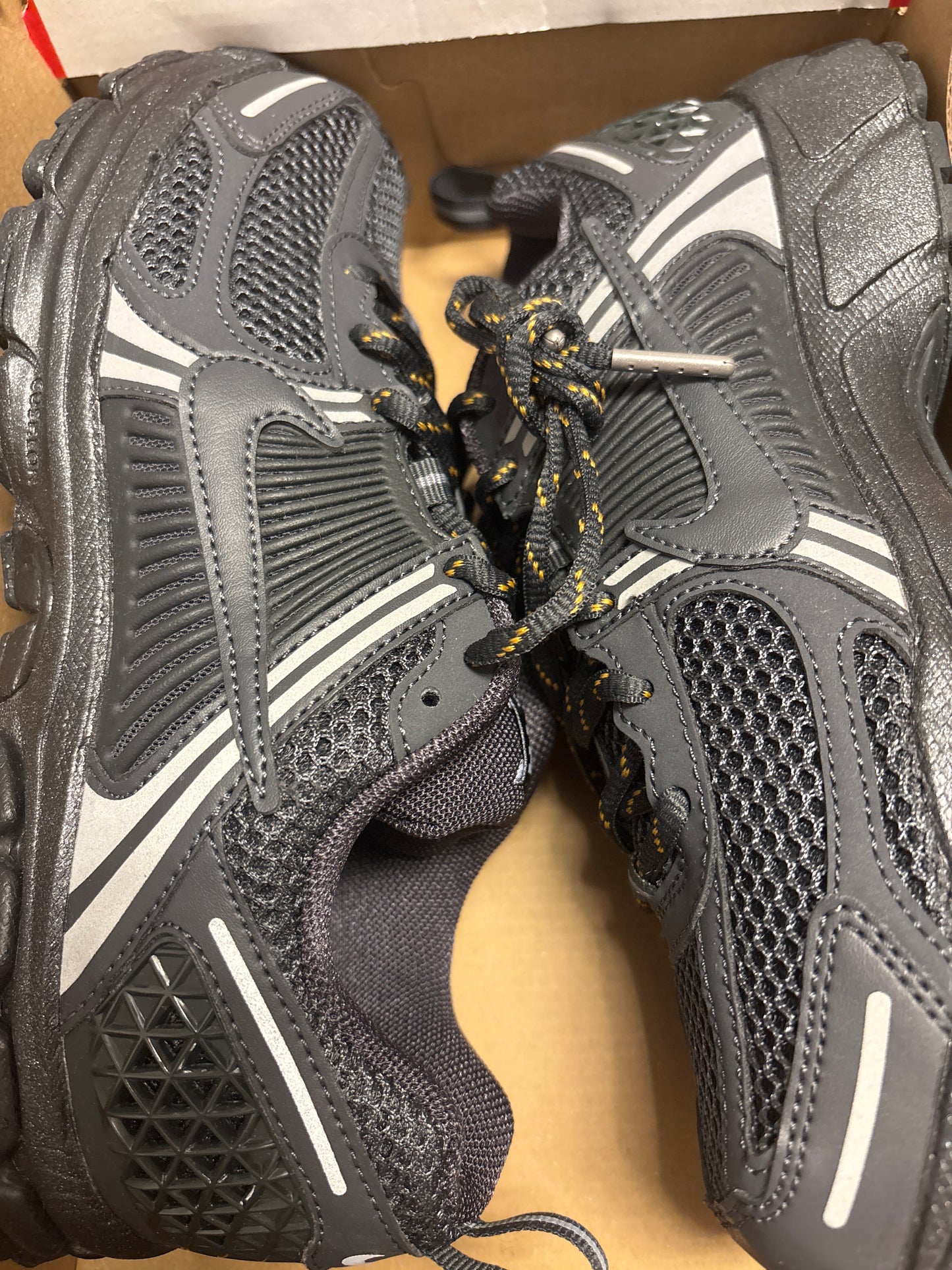 Nike Zoom Vomero 5 in schwarz, Größe 39