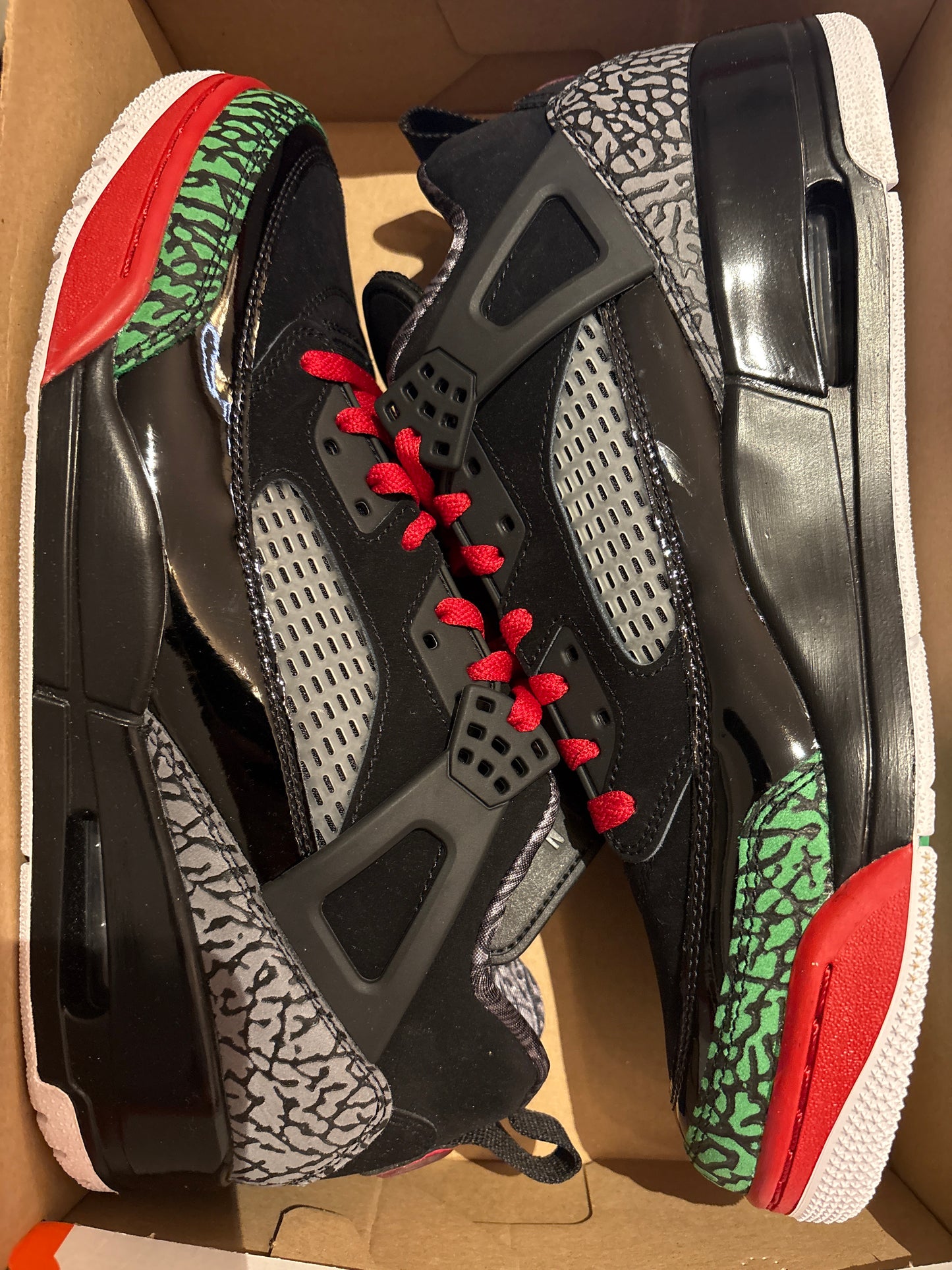 Nike Jordan Spizike Low, in schwarz/rot/grün, Größe wählbar