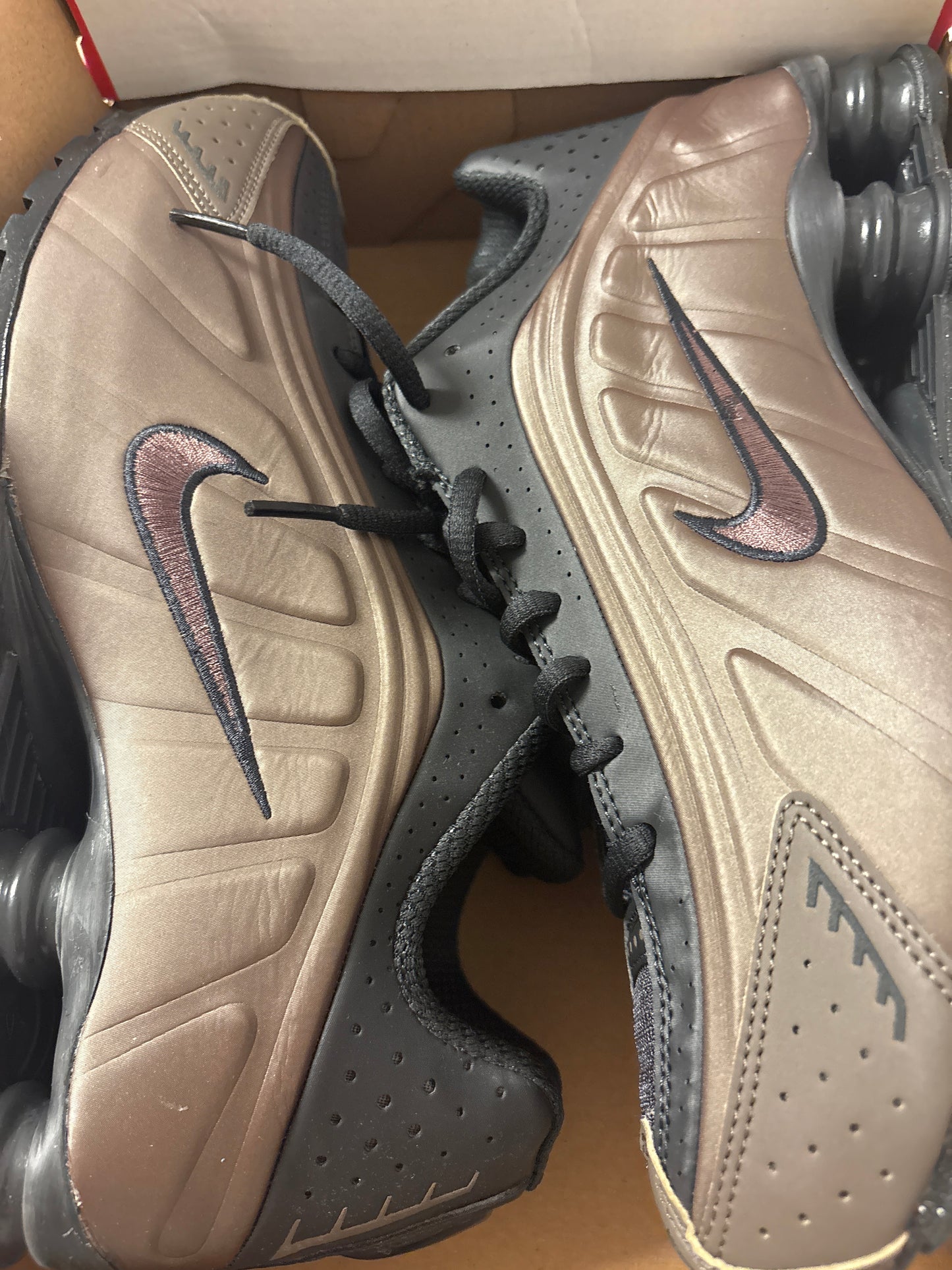 Nike Shox R4 in Bronze/schwarz, Größe 42,5