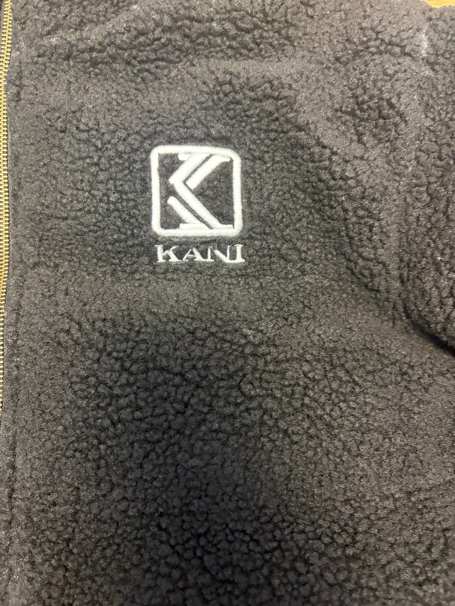 Karl Kani Retro Puffer Plüsch Jacke in schwarz, Größe M
