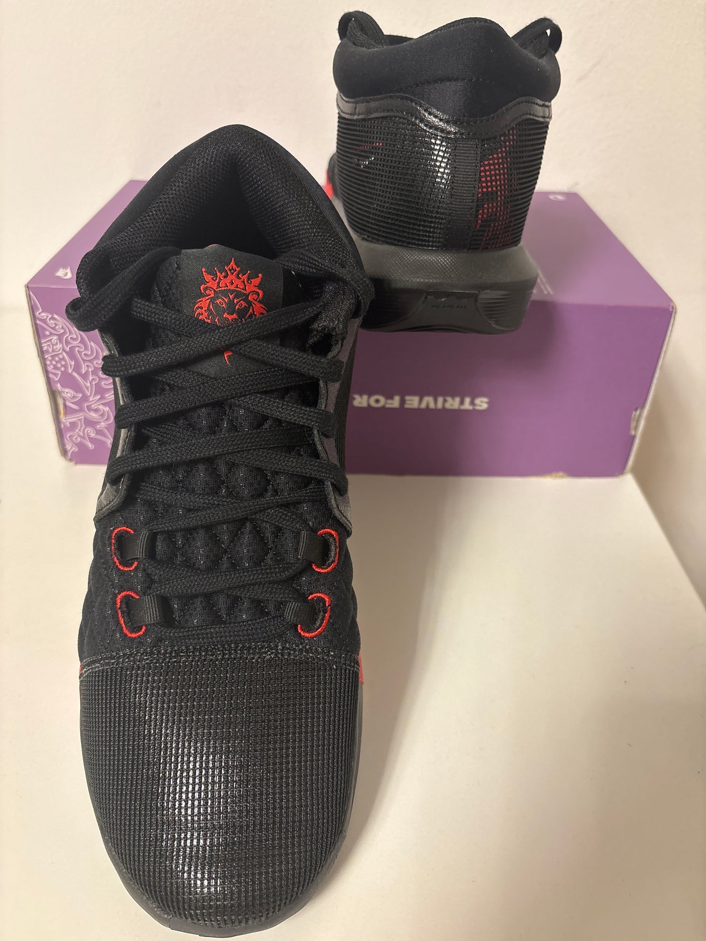 Nike Lebron Witness VIII, in schwarz/rot, Größe 45