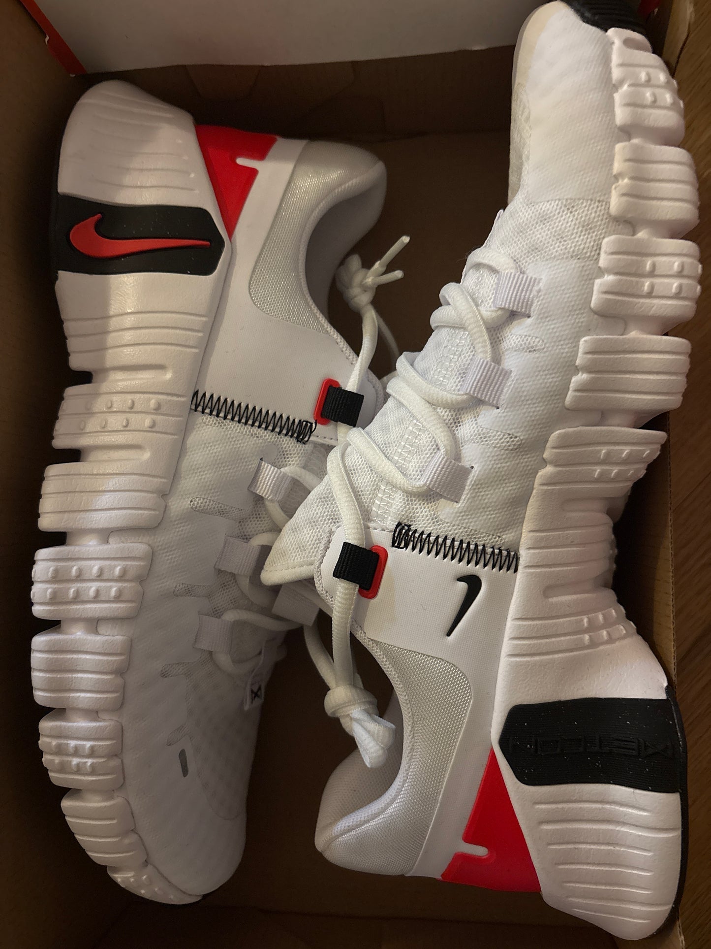 Nike Free Metcon 5, Größe 42,5 in weiss/schwarz/rot