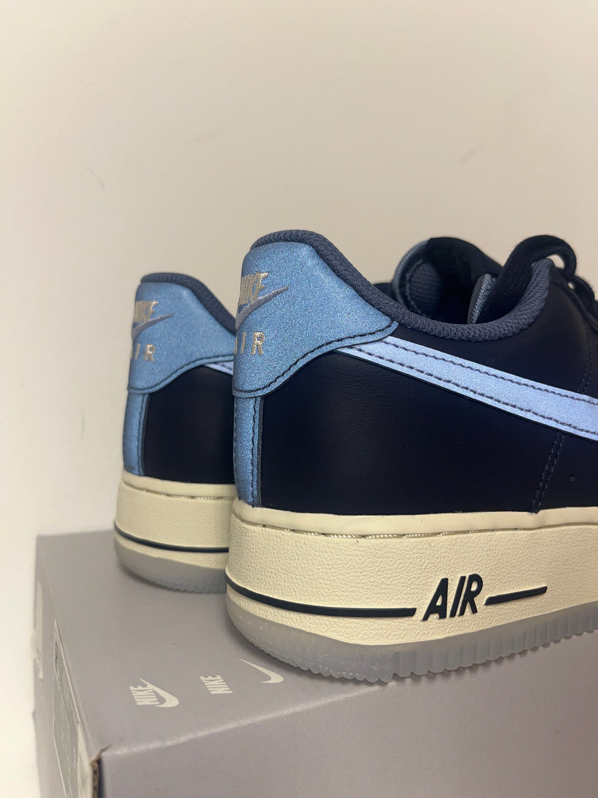 Nike Air Force 1 '07 in dunkelblau/creme mit blau reflektierenden Details, Größe 41