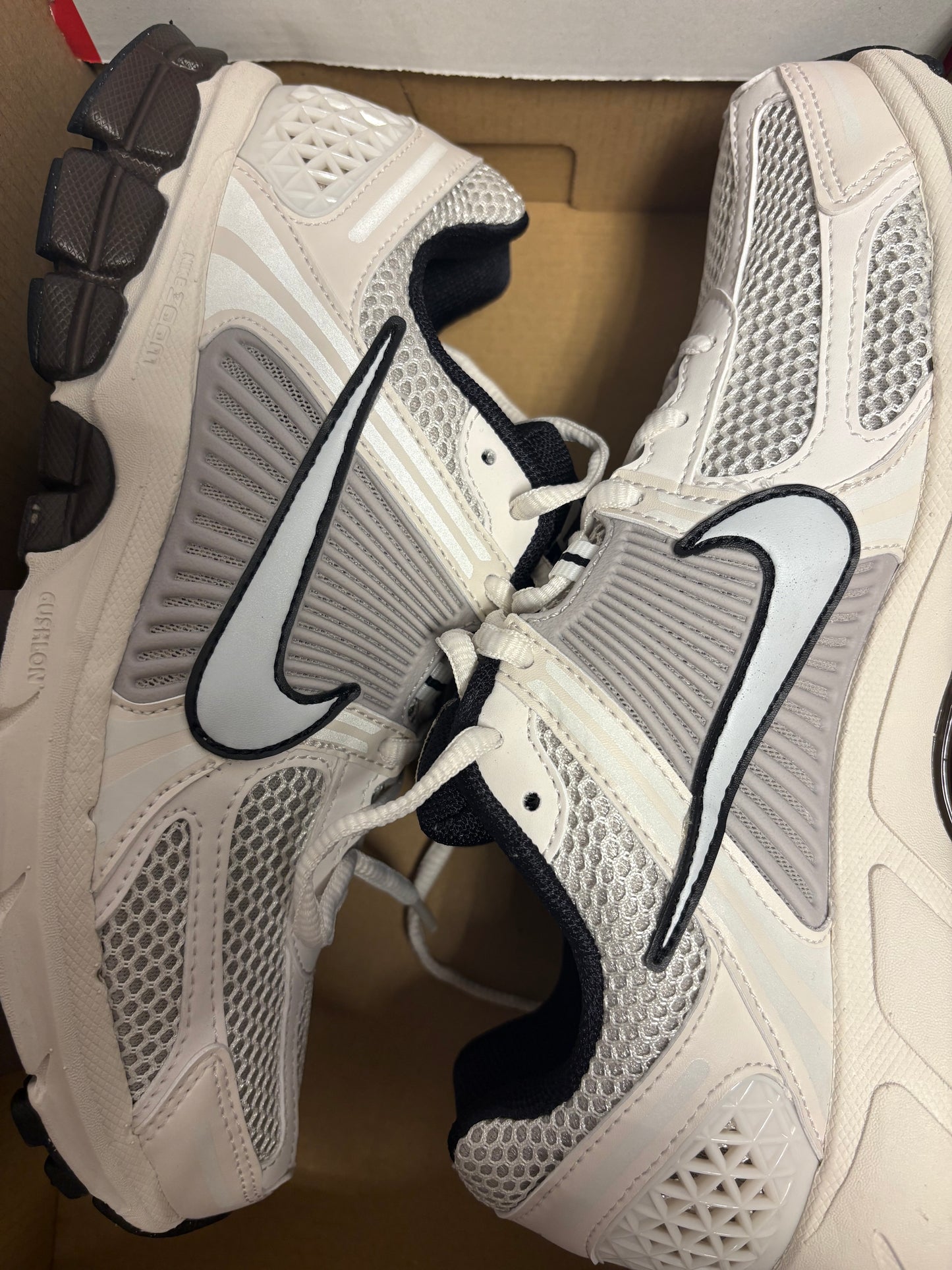 Nike Zoom Vomero 5 in weiss/braun/grau, Größe wählbar