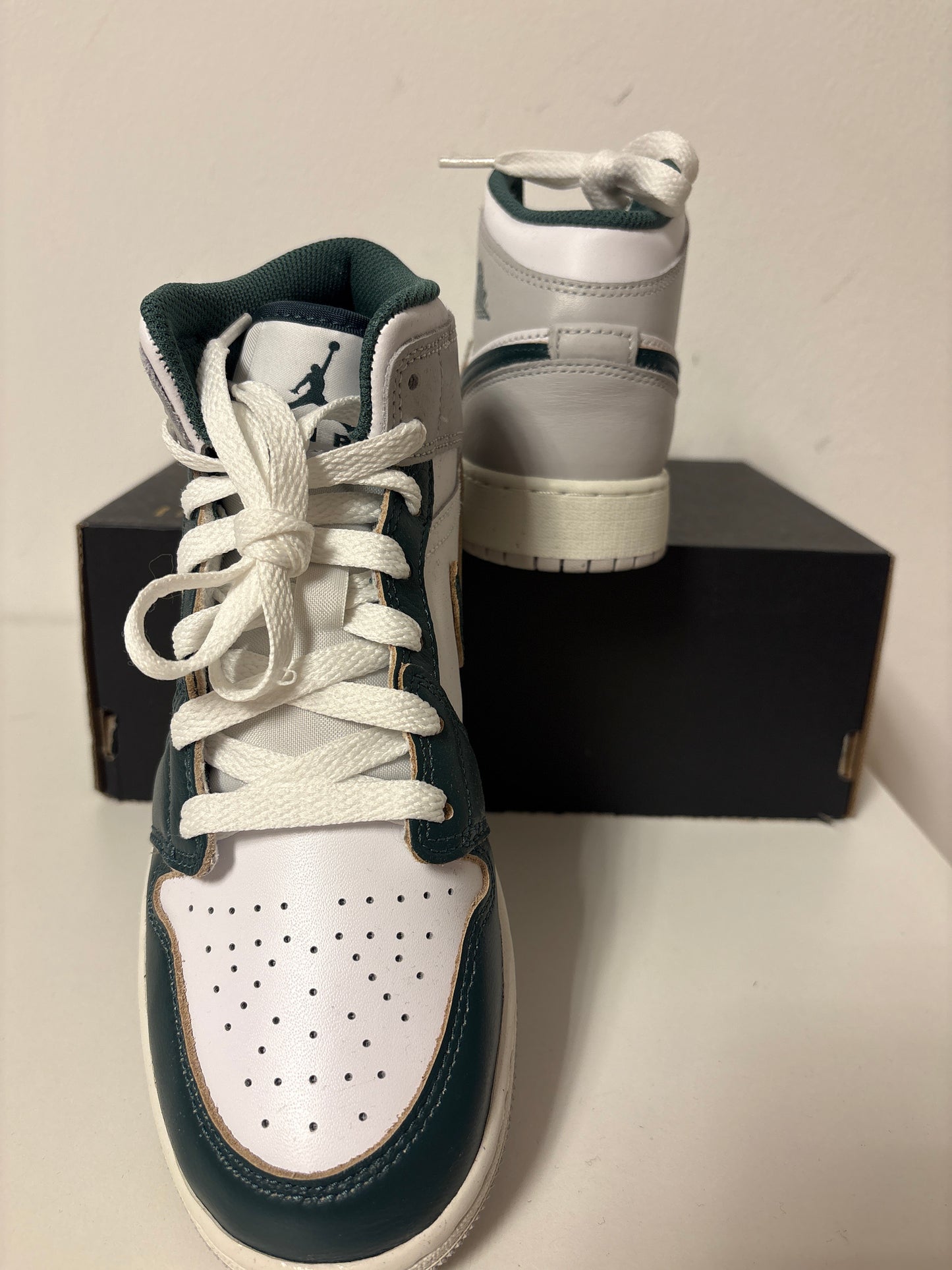 Nike Jordan 1 Mid, Größe wählbar in weiss/dunkelgrün/grau