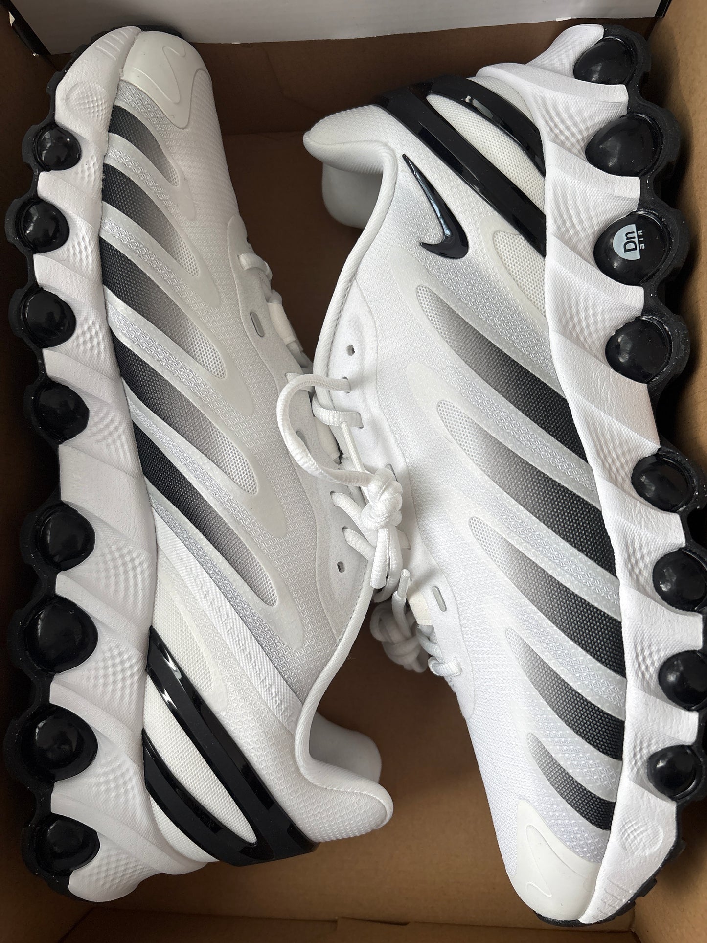Nike Air Max DN8 in weiss/schwarz, Gr. 44,5