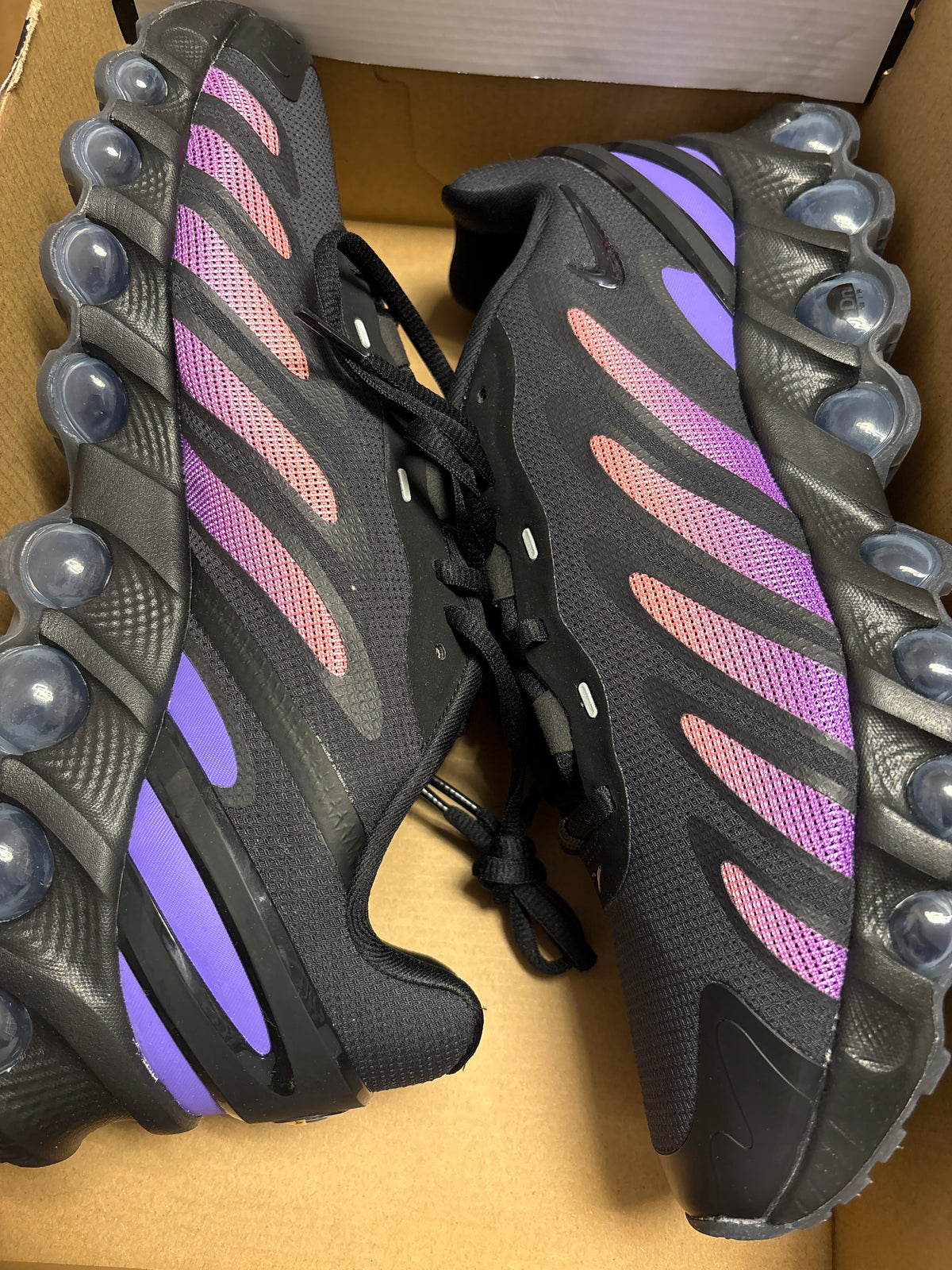 Nike AirMax DN8 in lila/rosa/schwarz, Größe 44,5