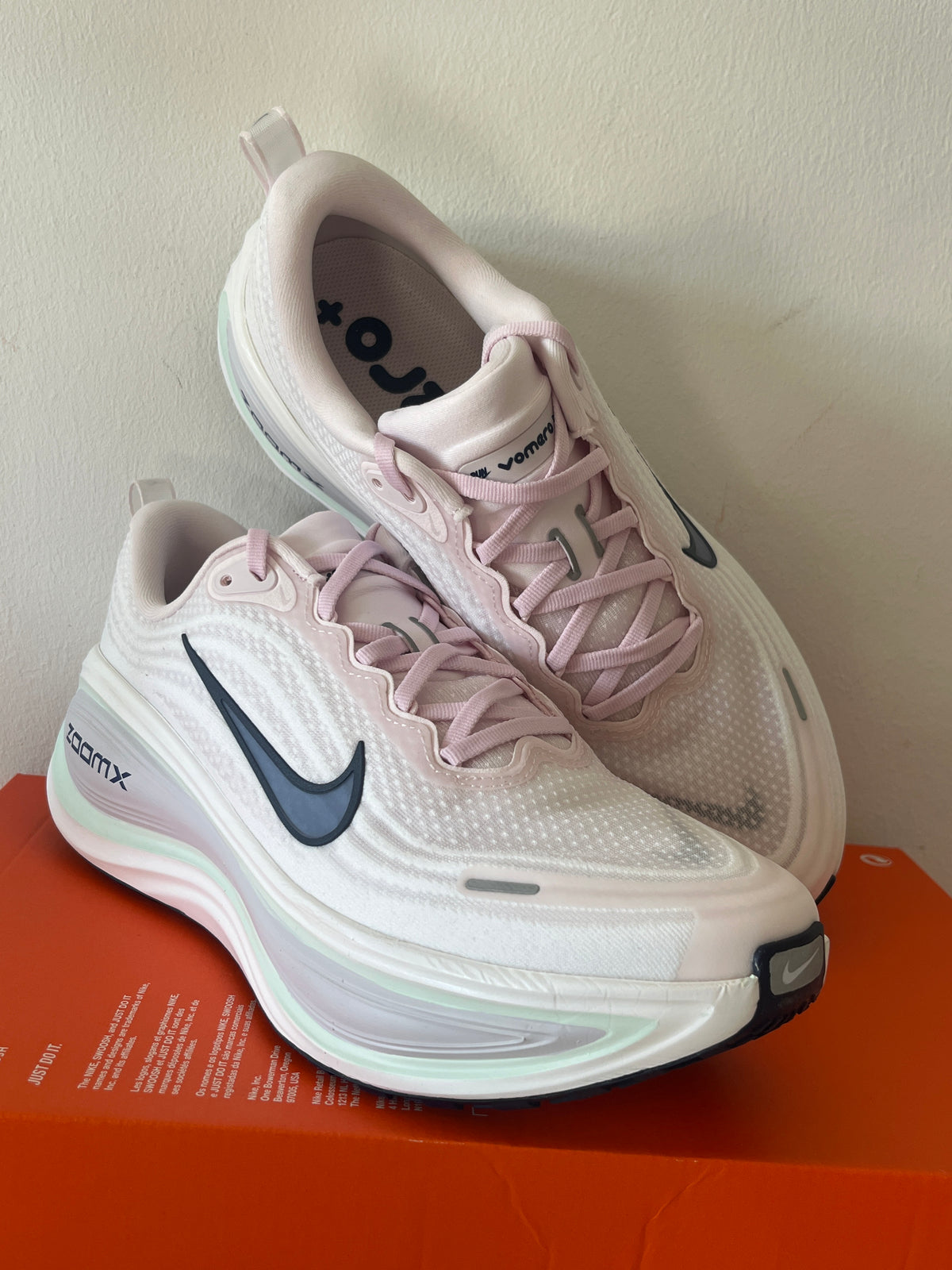 Nike Vomero Plus in weiß/rosa mit blauen/türkisen Details, Größe 44
