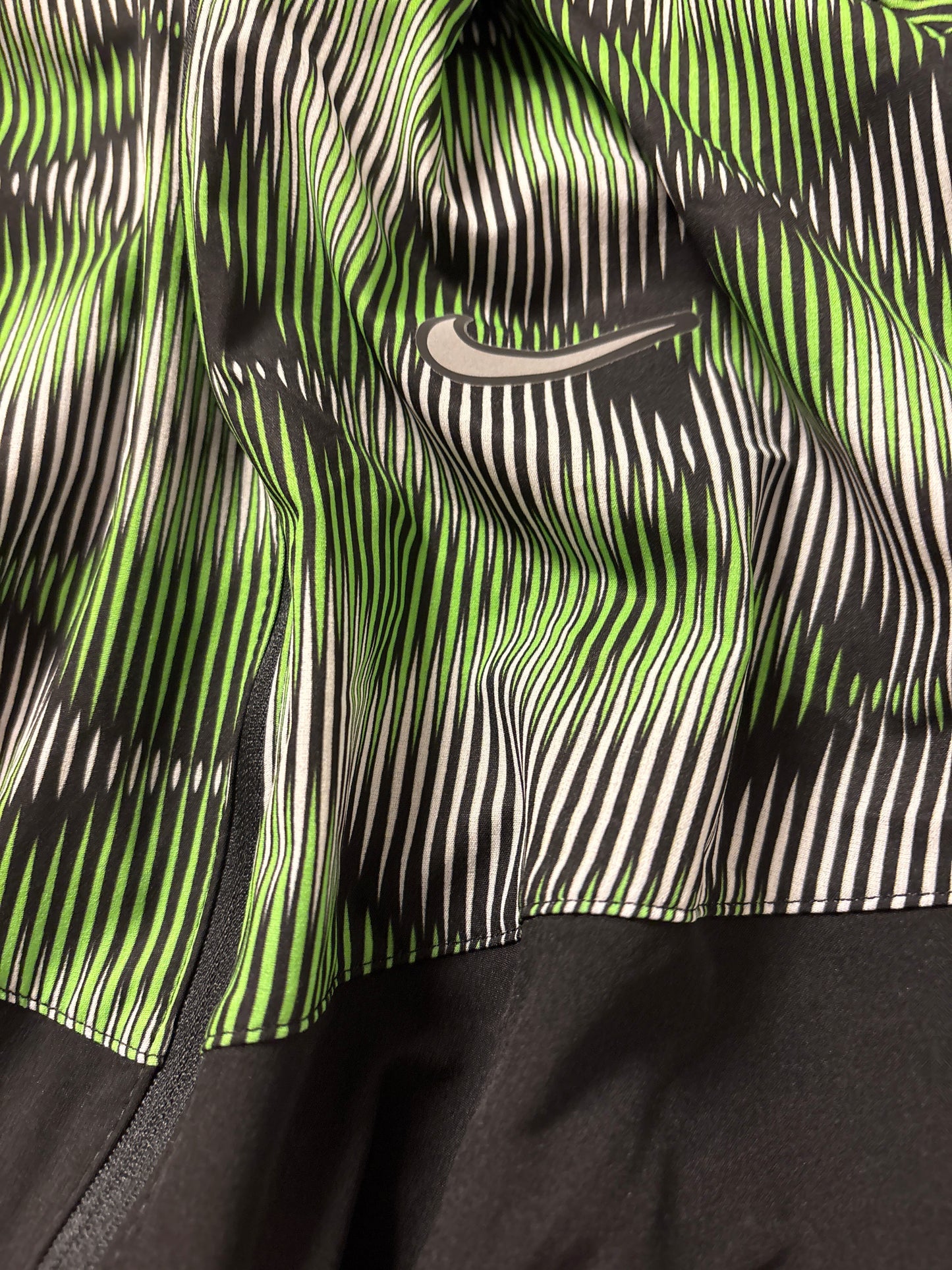 Nike Windjacke, grün/schwarz/weiss, Größe wählbar