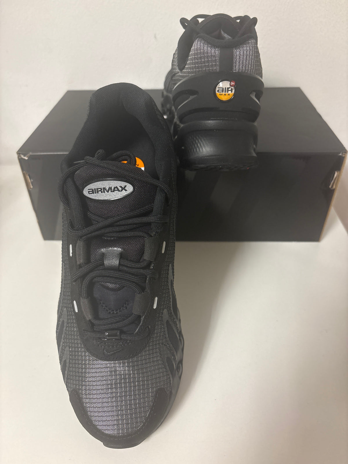 Nike Air Max DN8 in schwarz/grau/rot, Größe 39