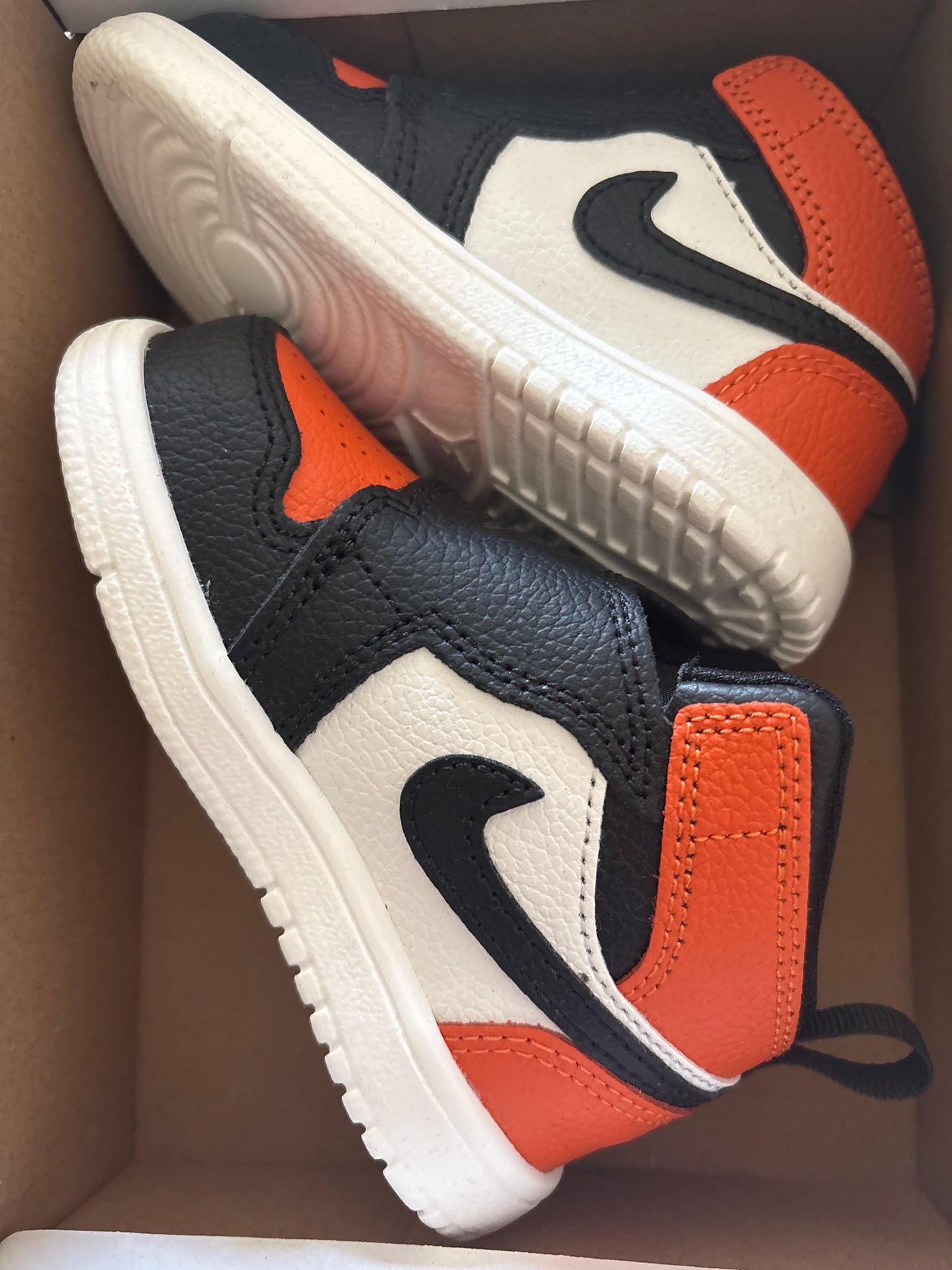 Nike Sky Jordan 1, in orange/schwarz/weiss, Größe wählbar
