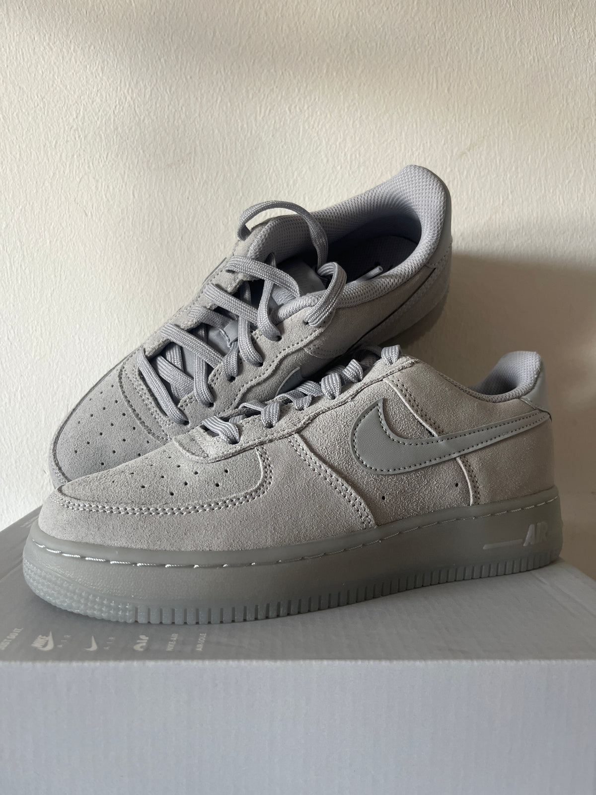 Nike Air Force 1 Grautöne mit Wildleder, Größe 38