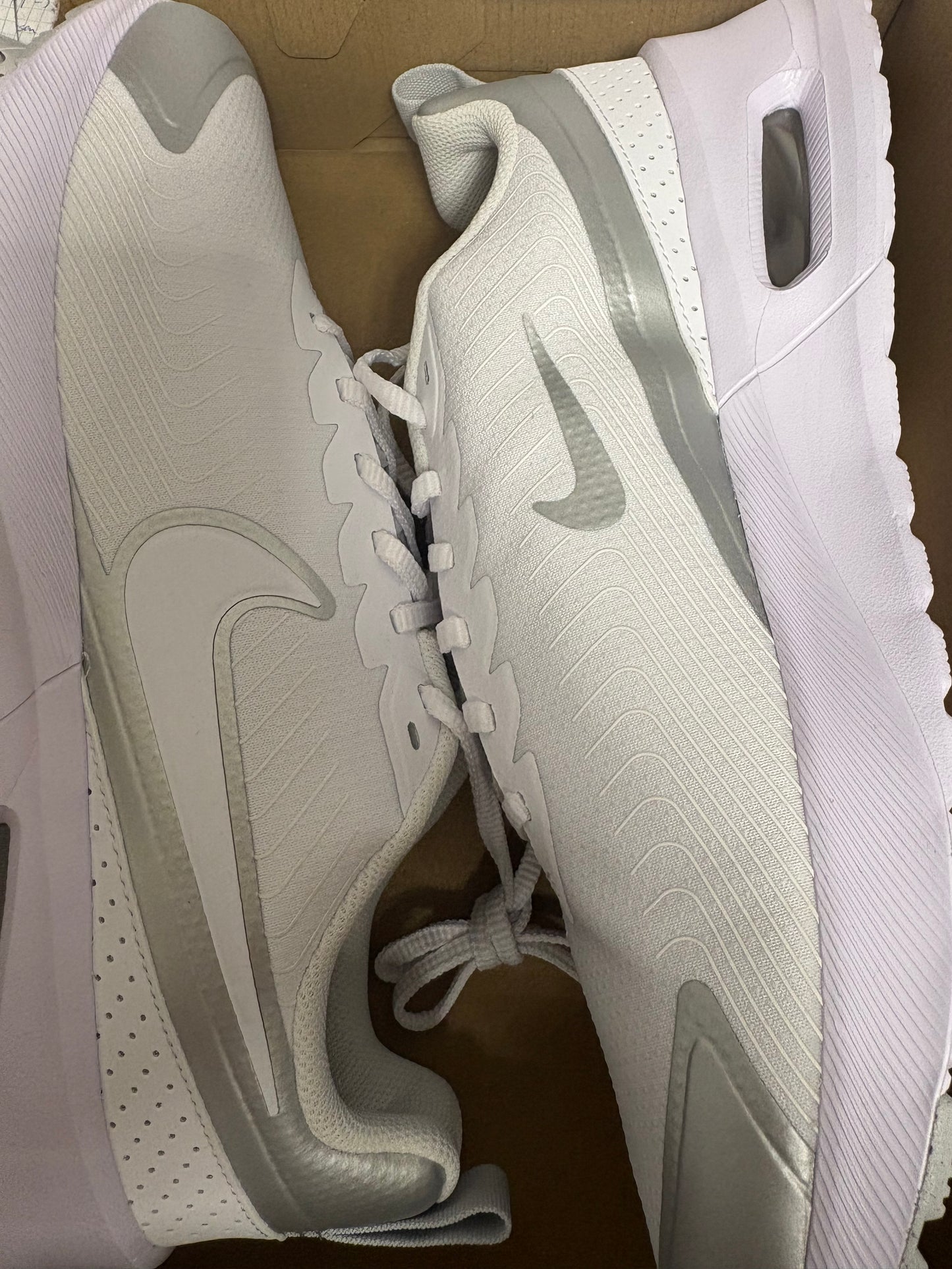 Nike Air Max Nuaxis, silber/weiss, Größe wählbar