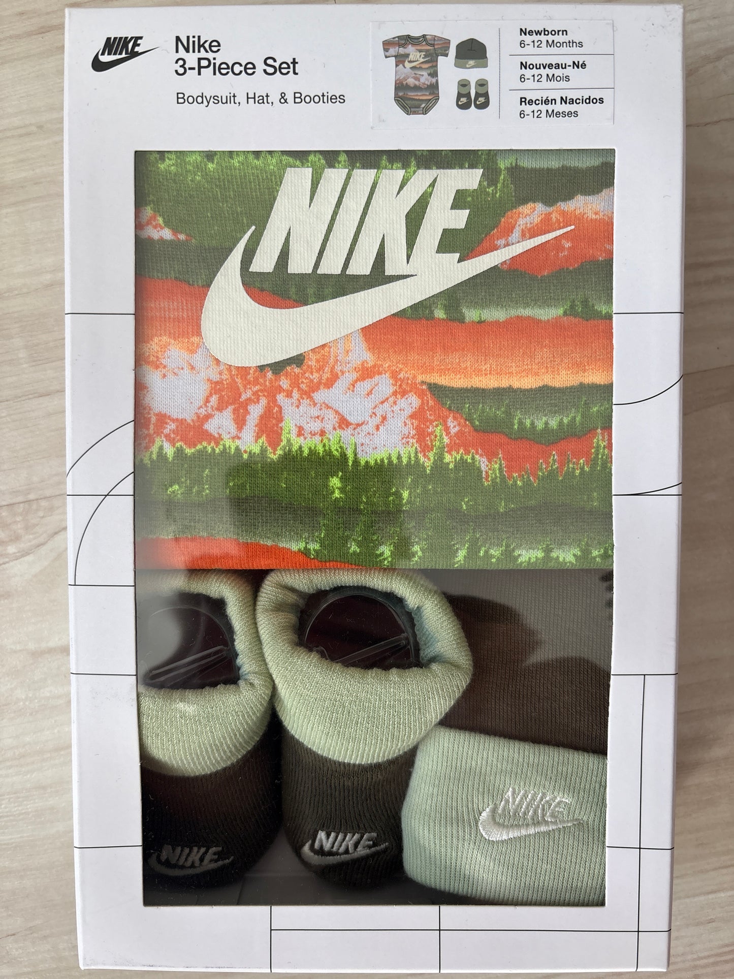 Nike 3er Set für Neugeborene, Größe 6-12 Monate in grün mit Muster