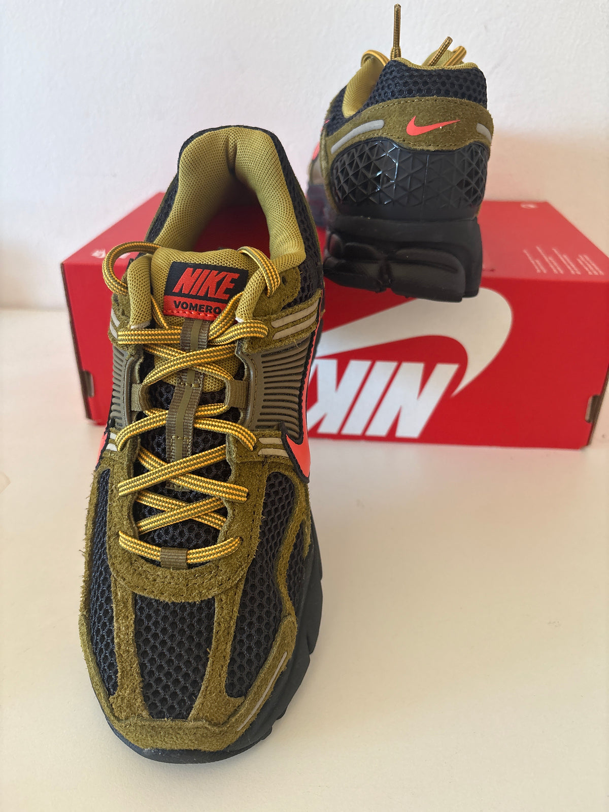 Nike Zoom Vomero 5 in schwarz/dunkelgrün/rot, Größe 38,5