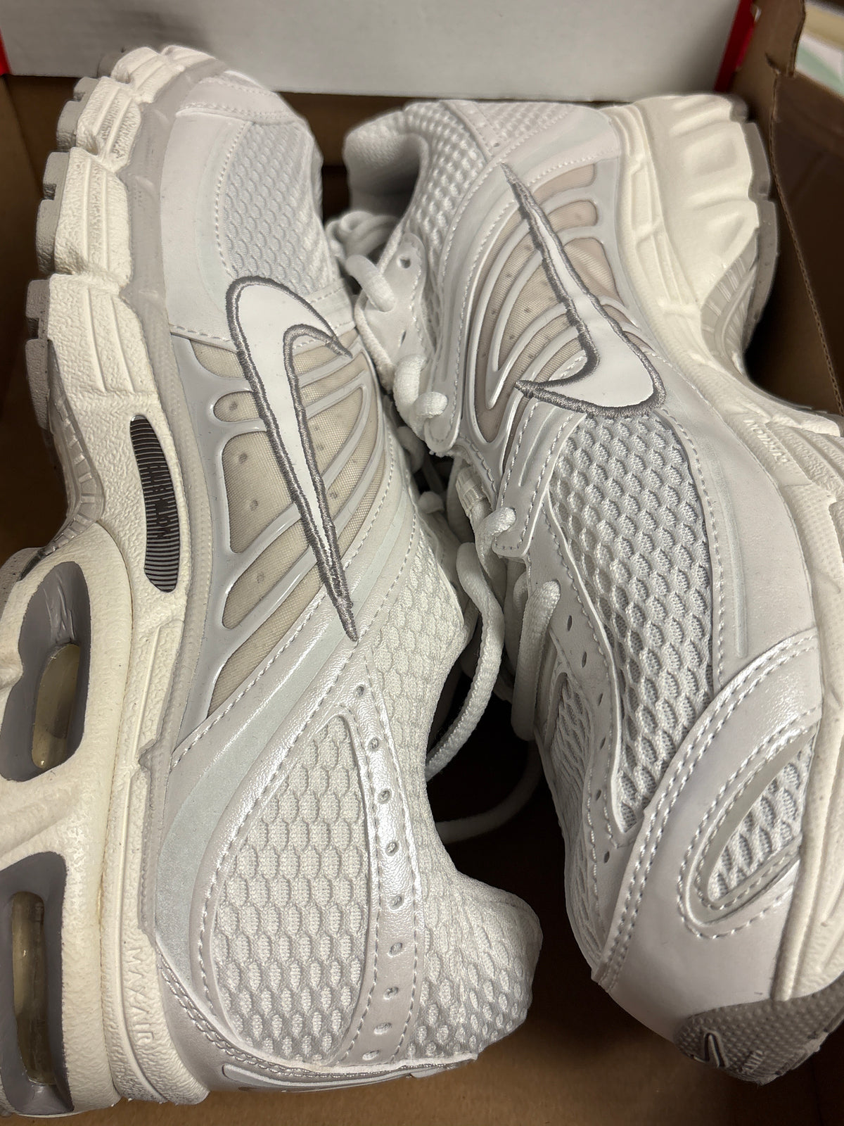 Nike Air Max Moto 2K in weiß/creme/silber, Größe 43