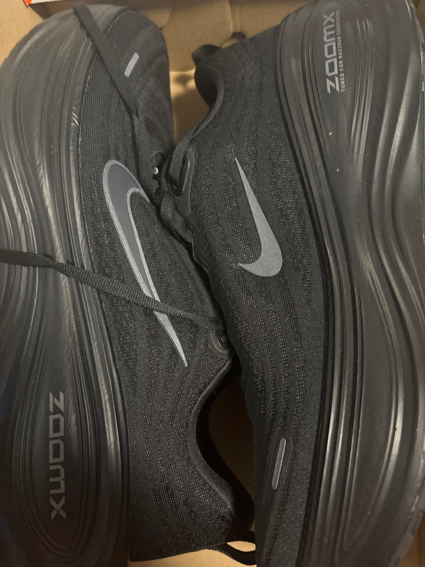 Nike Vomero Plus in schwarz, Größe 46