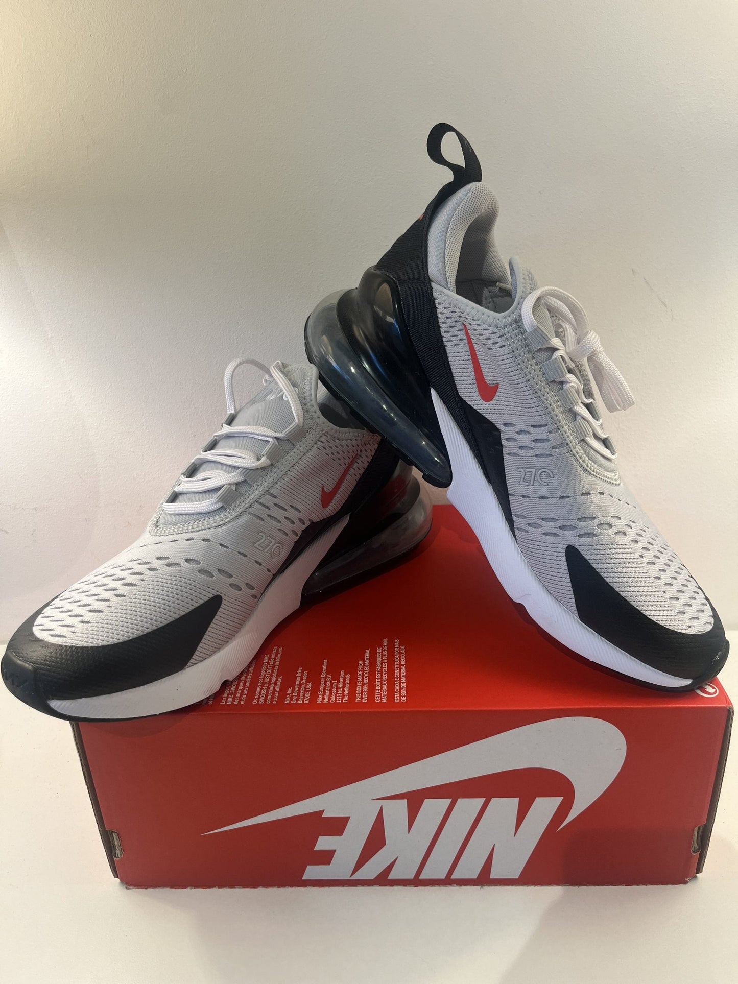 Nike Air Max 270 Größe 39 in grau/schwarz mit rotem Logo