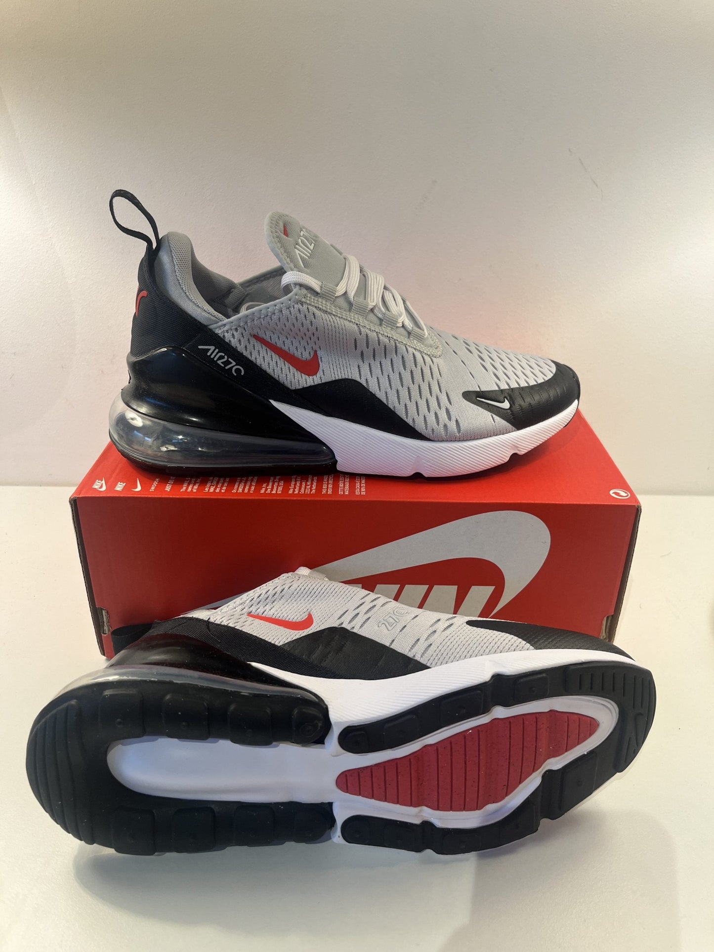 Nike Air Max 270 Größe 39 in grau/schwarz mit rotem Logo