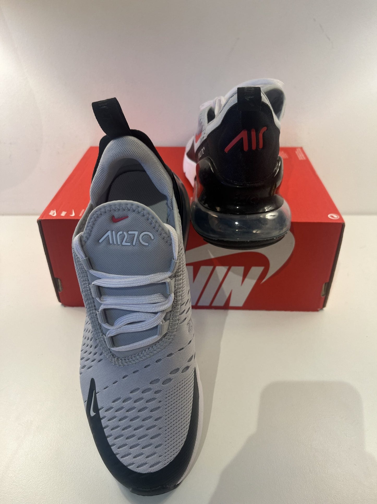 Nike Air Max 270 Größe 39 in grau/schwarz mit rotem Logo