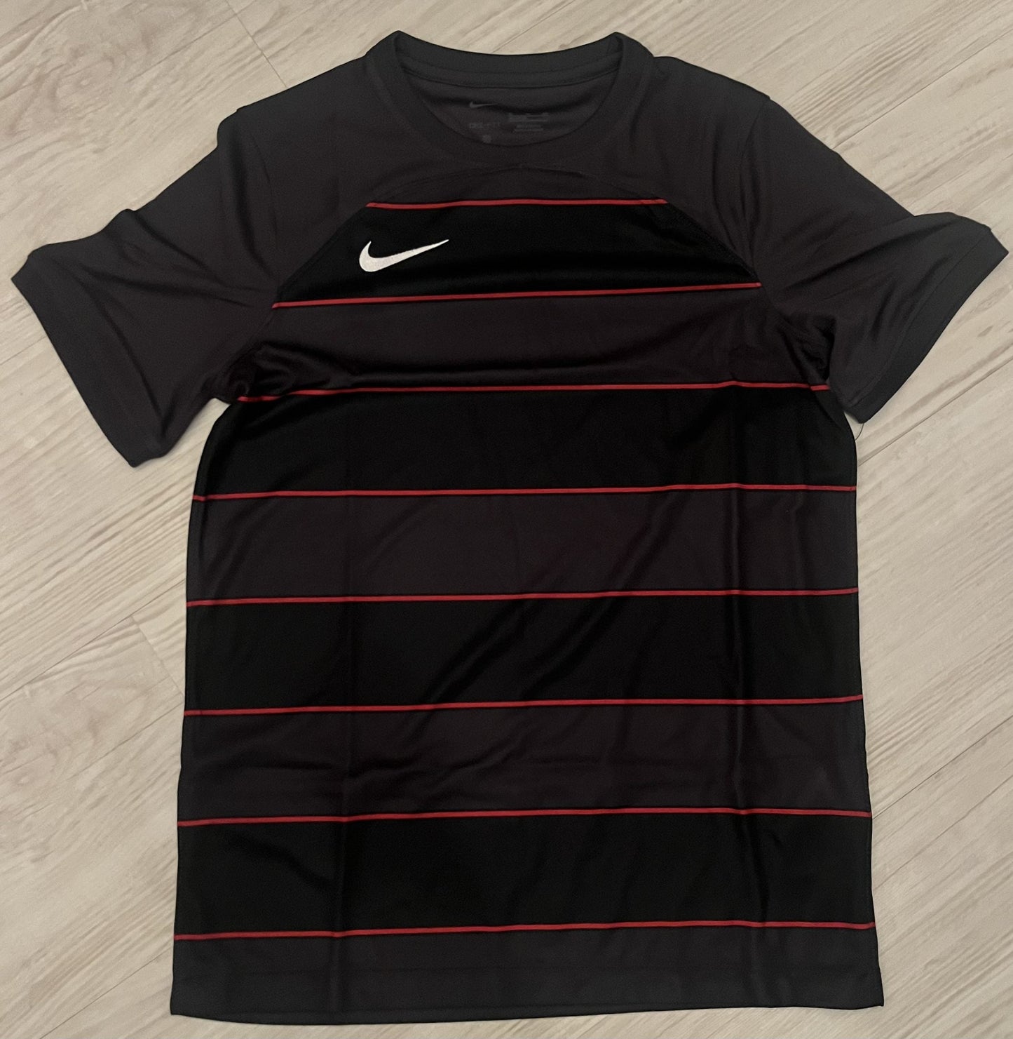 Nike Kinder Sportshirt, Größe XL in schwarz/rot