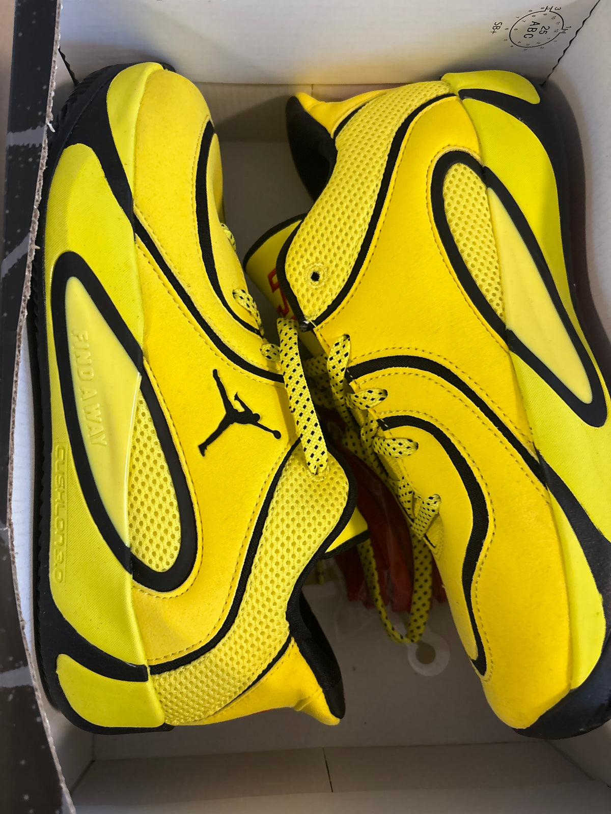 Nike Jordan Tatum 4, in gelb/schwarz, Größe 38