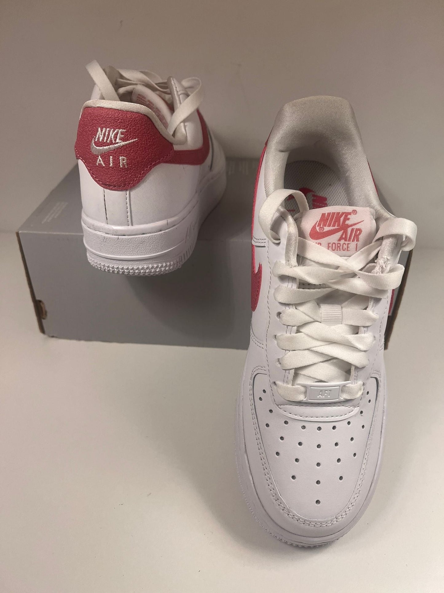Nike Airforce 1 ´07 in weiss mit Brombeerfarbenem Logo Größe 35,5