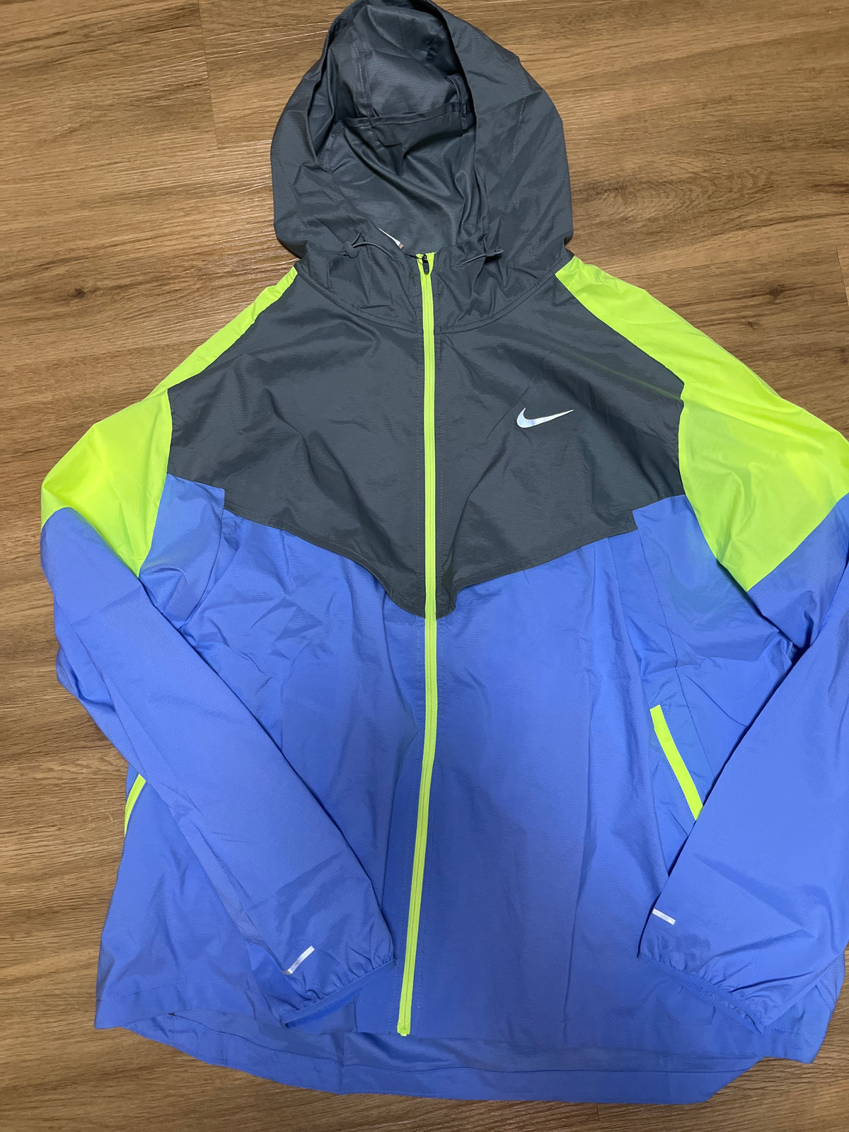 Nike Laufjacke in grau/neon/blau, Größe wählbar