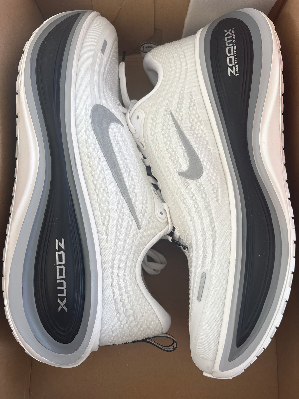 Nike Vomero Plus in Silber/weiss/schwarz, Größe 46