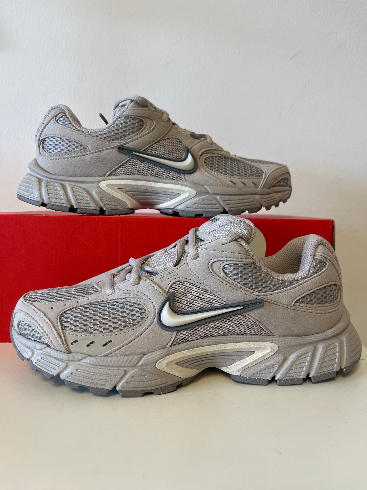 Nike V5 RNR in beige/grau, Größe 38,5