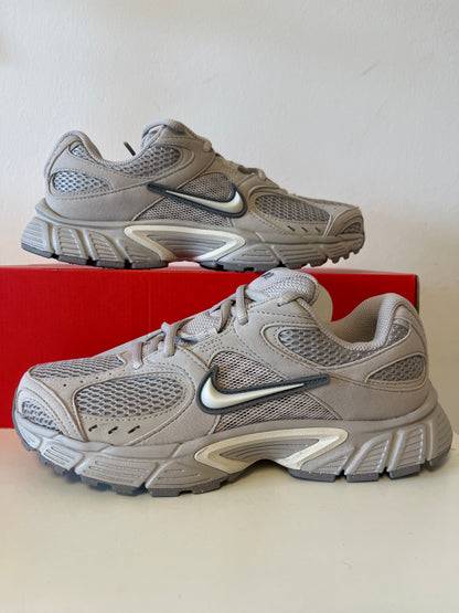 Nike V5 RNR in beige/grau, Größe 38,5