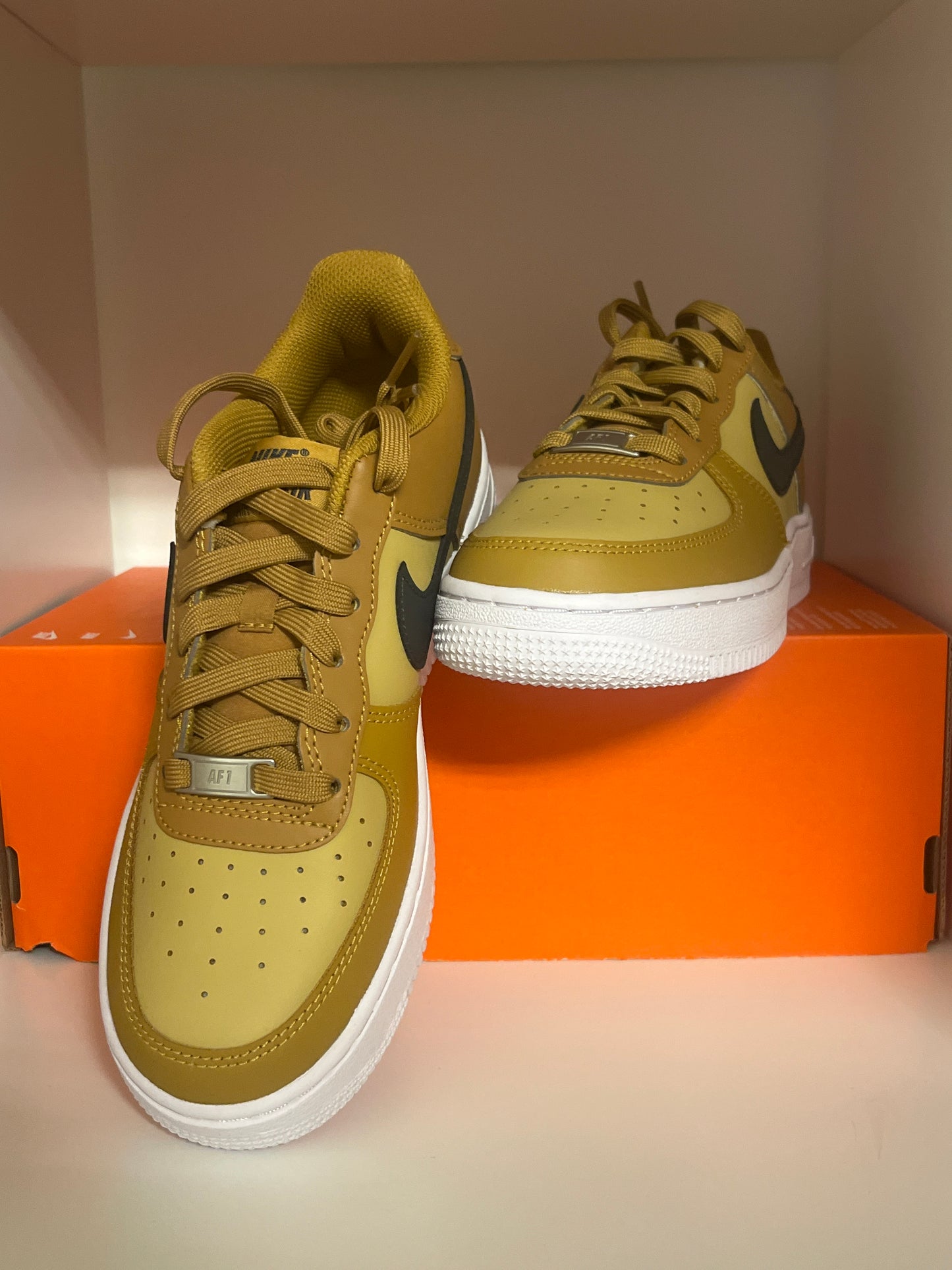 Nike Air Force 1 in verschiedenen Brauntönen, Größe 37,5