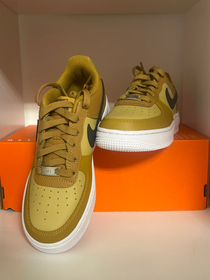 Nike Air Force 1 in verschiedenen Brauntönen, Größe 37,5