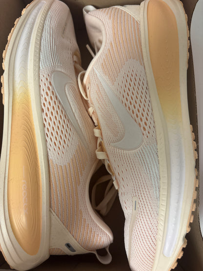 Nike Vomero 18, Größe 40, orange/weiss