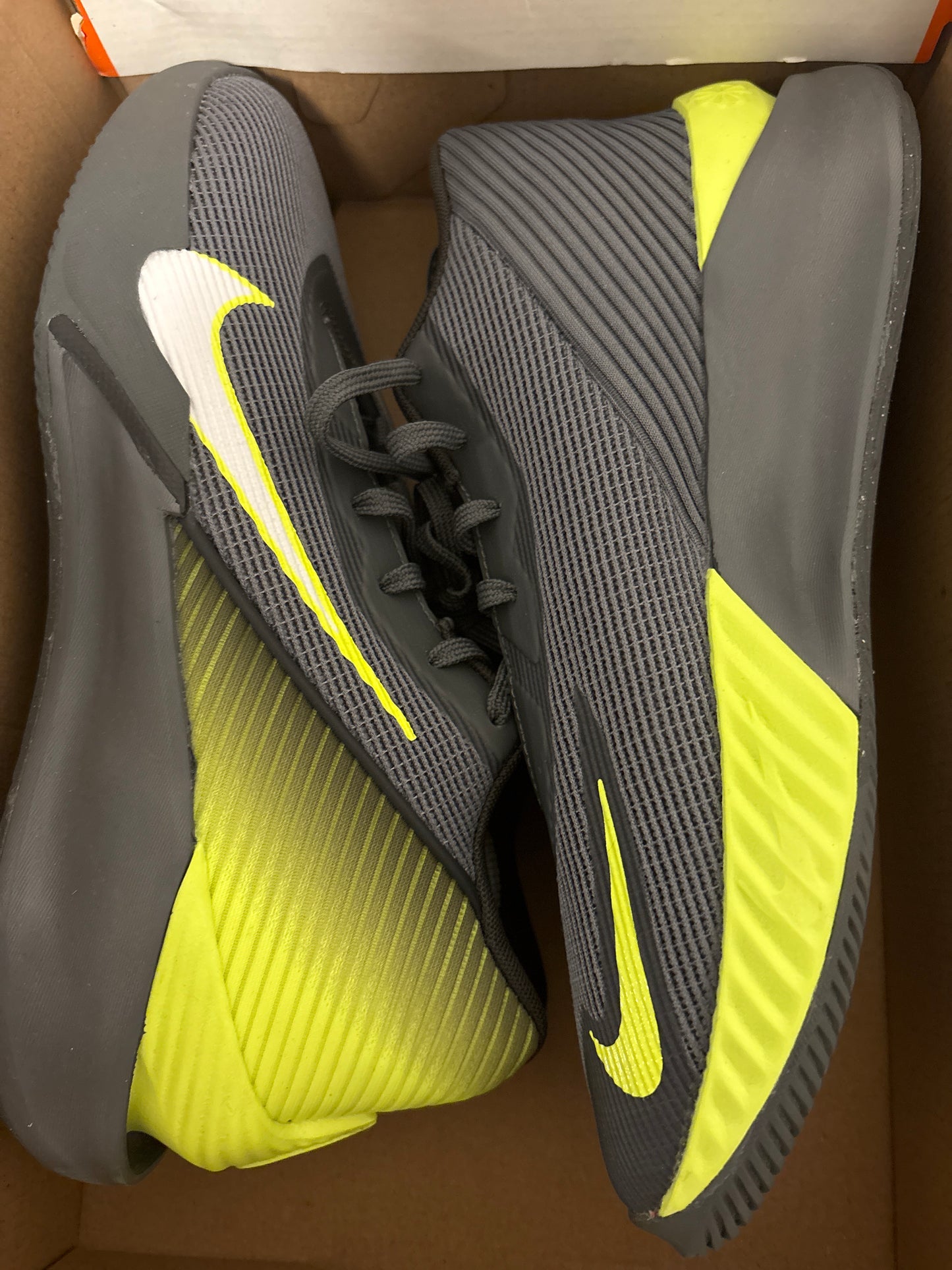 Nike G.T. Jump Academy, in grau/gelb, Größe 44