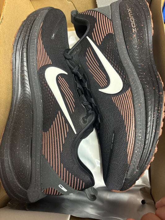 Nike Vomero 18 in schwarz, Größe 48,5