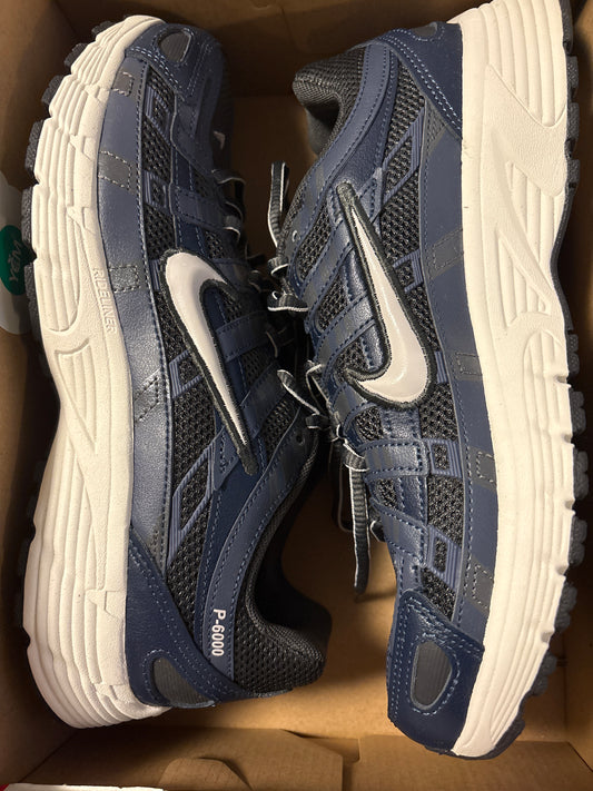 Nike P-6000 in dunkelblau/weiss, Größe 39