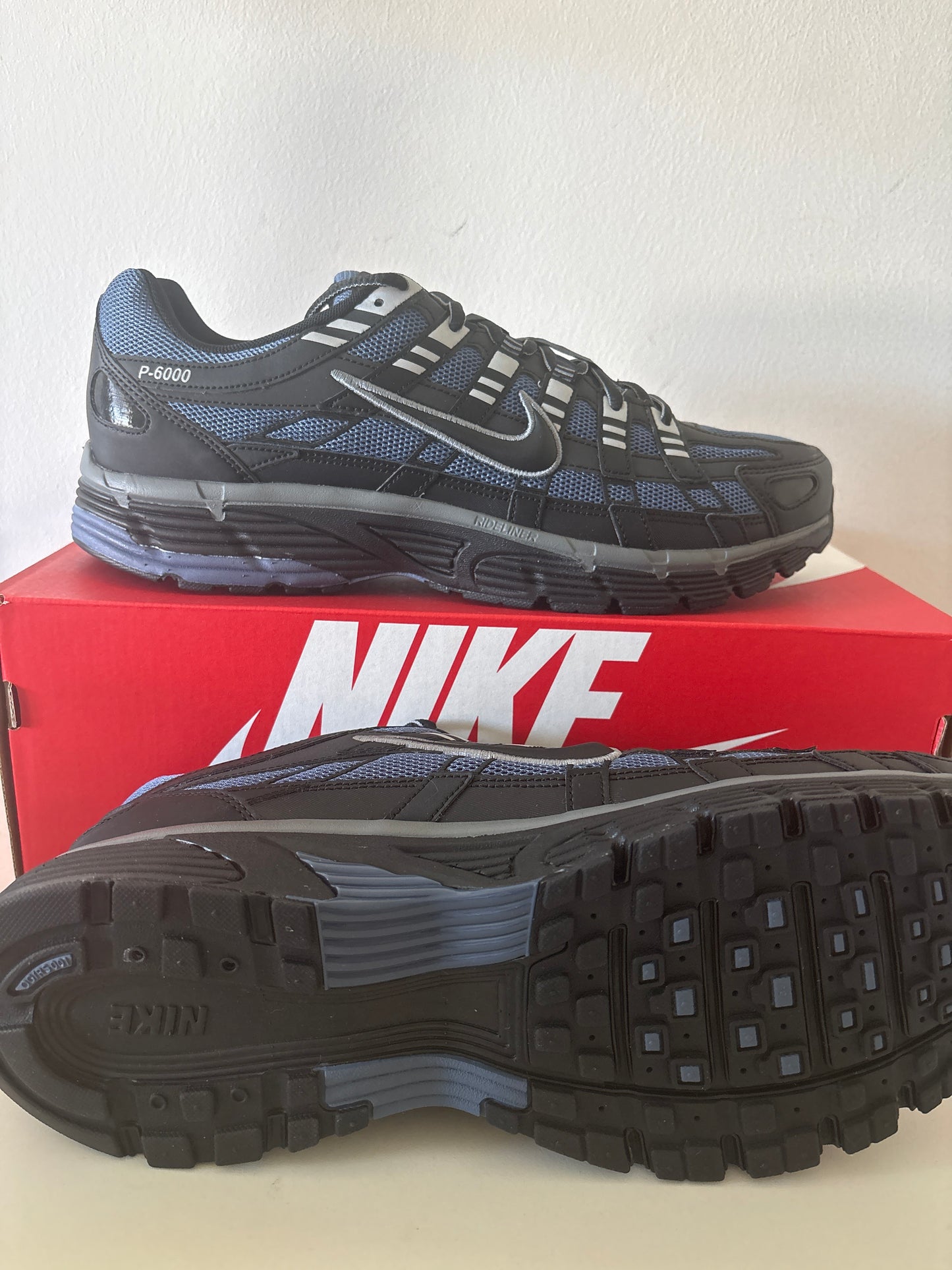 Nike P-6000 in schwarz/blau, Größe 38,5