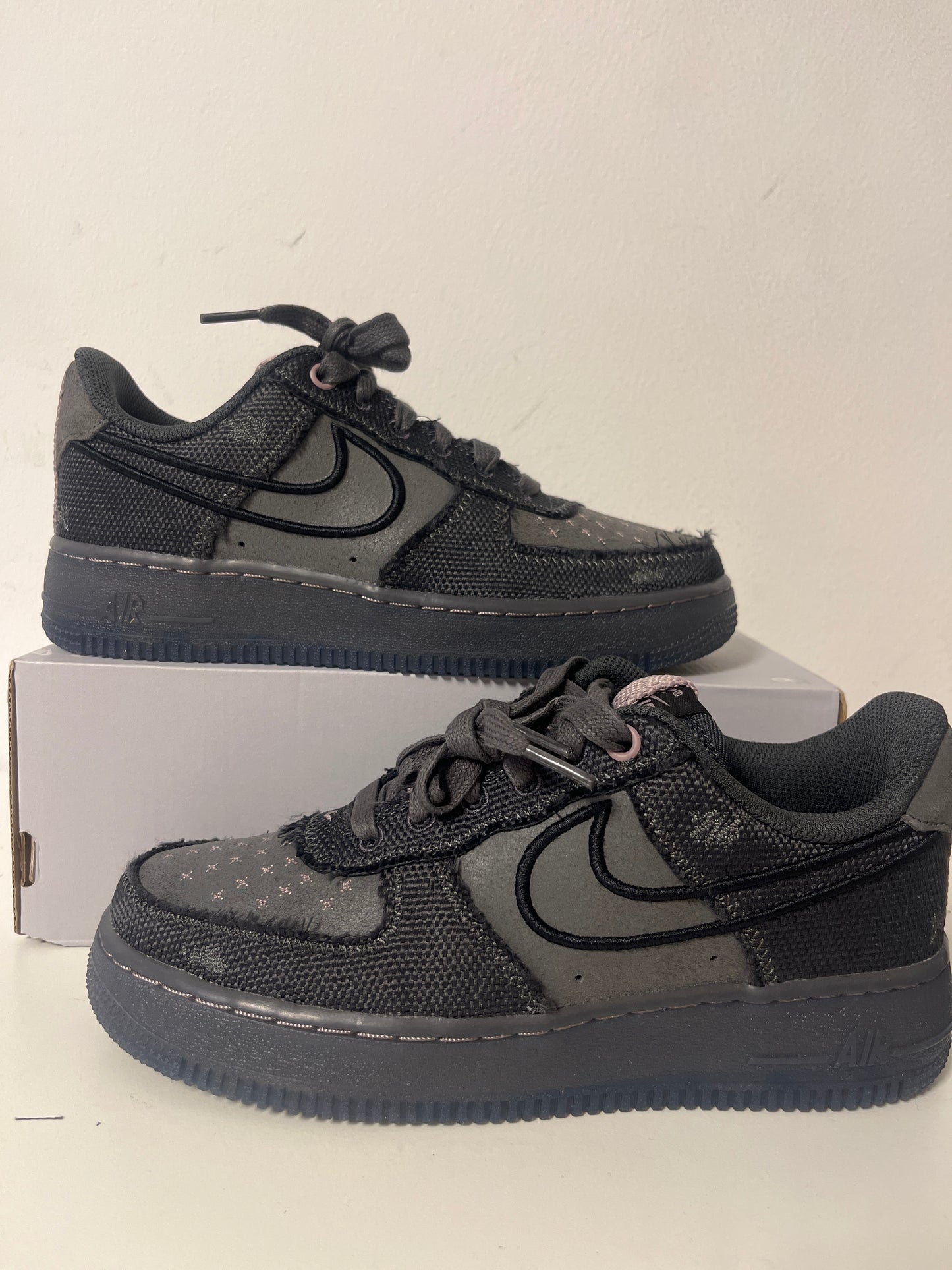 Nike Air Force 1 '07 in Grautönen mit rosa Details , Größe 38,5