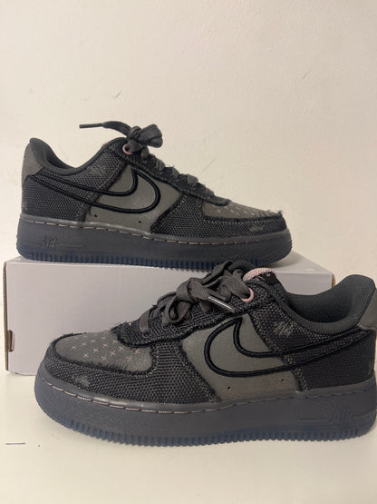 Nike Air Force 1 '07 in Grautönen mit rosa Details , Größe 38,5