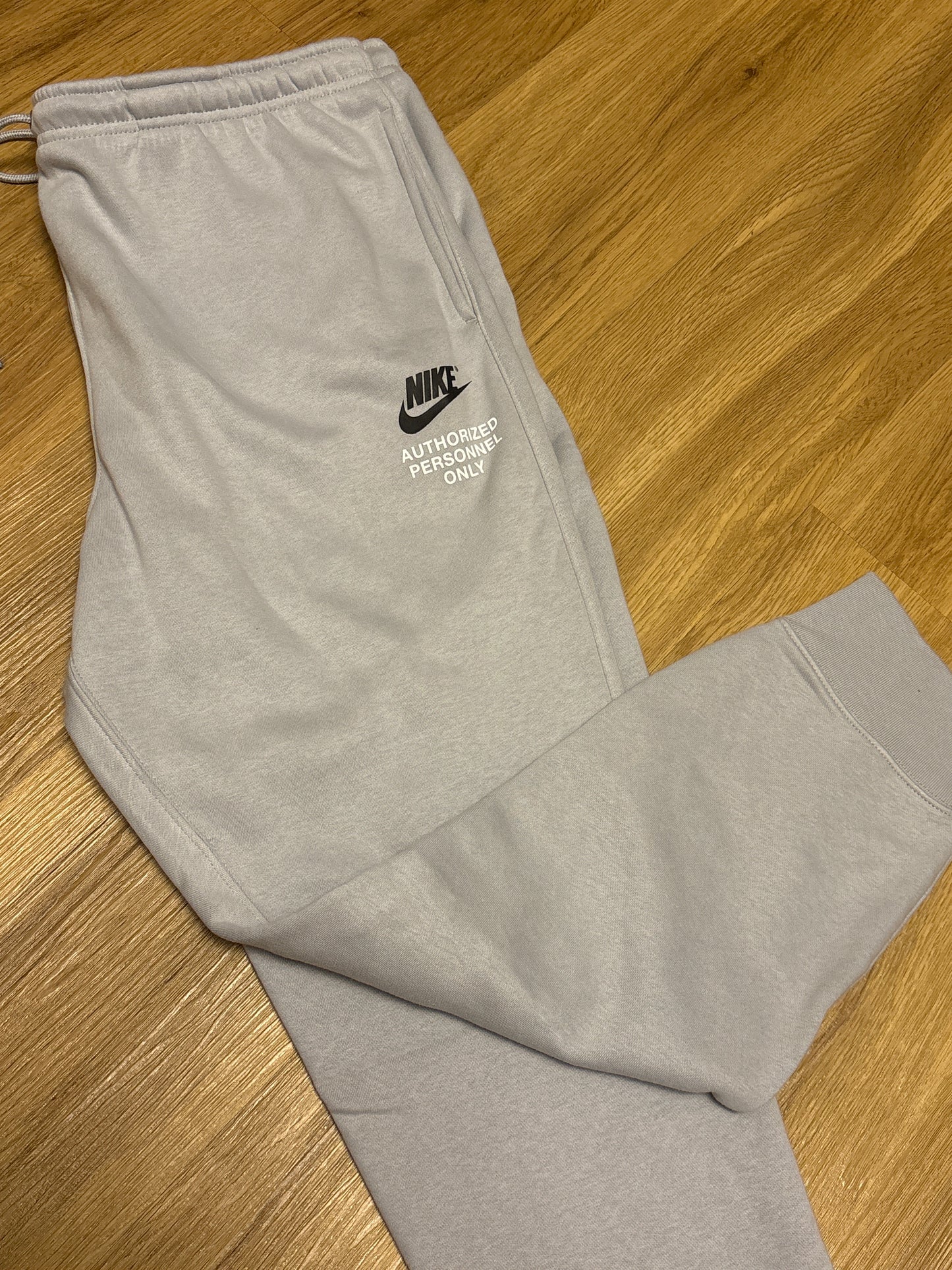 Nike Jogginghose „Authorized Personnel Only“ in grau, Größe XXL