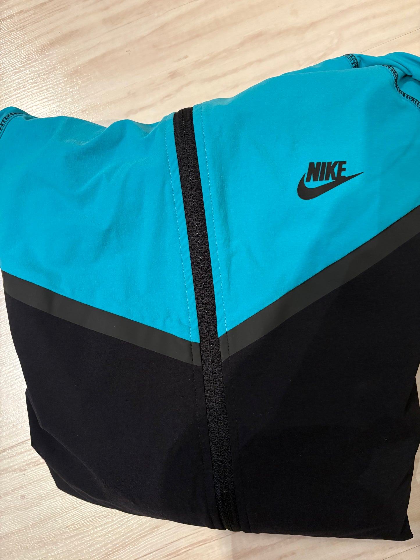Nike Windbreaker in schwarz/türkis. Größe wählbar