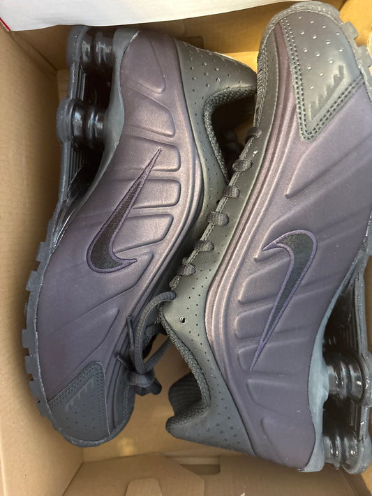 Nike Shox R4 in dunkellila, Größe wählbar