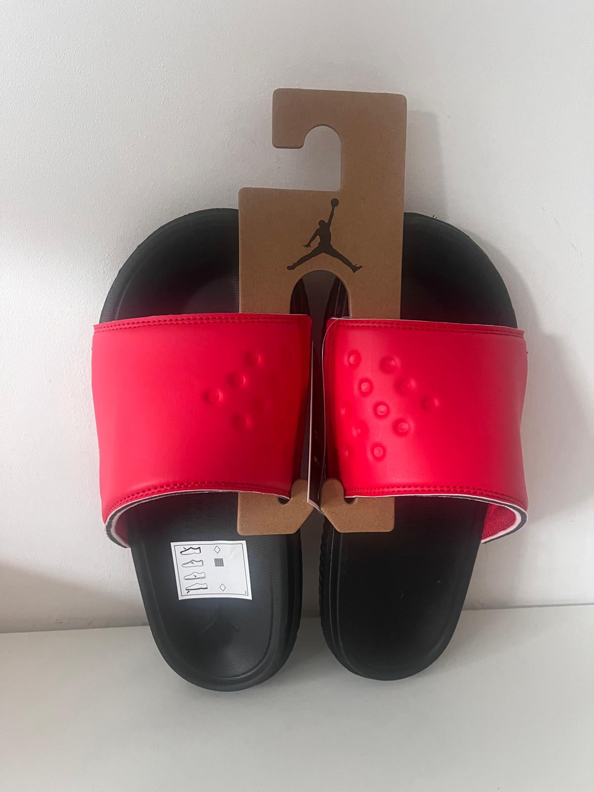 Nike Badelatschen Jordan Play Slide, Größe wählbar, schwarz/rot