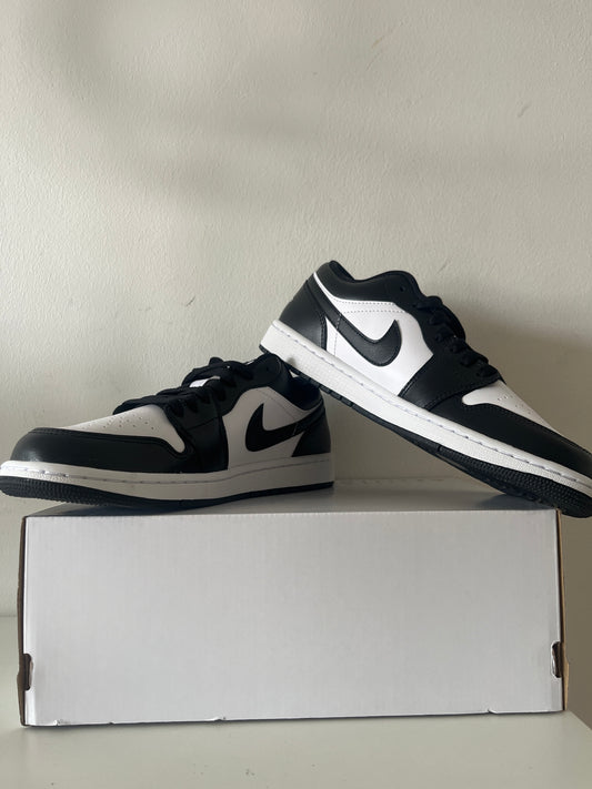 Air Jordan 1 low in schwarz/weiss, Größe 43