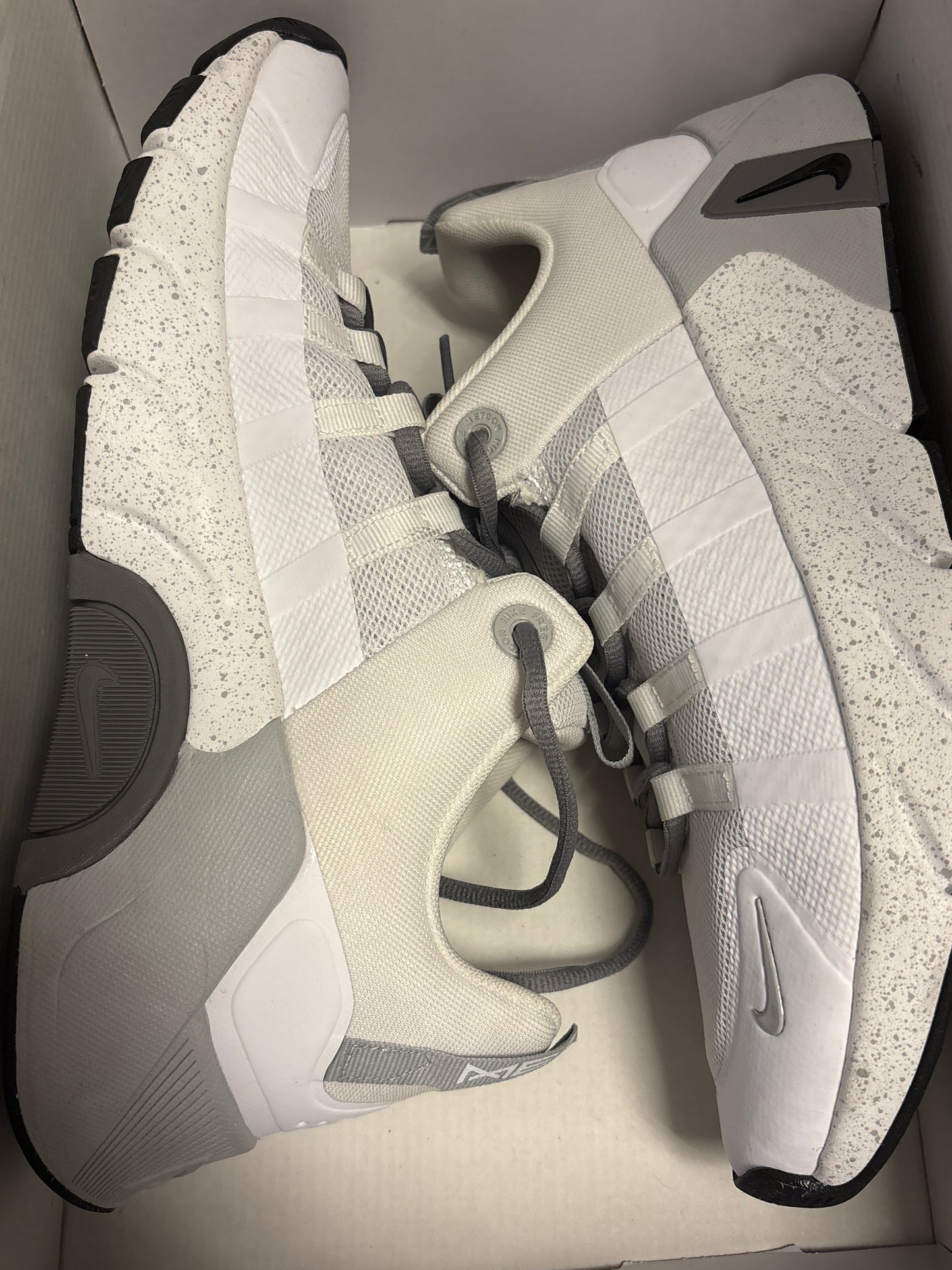 Nike Free Metcon 7 in weiß/grau mit gemusterter Sohle, Größe 44