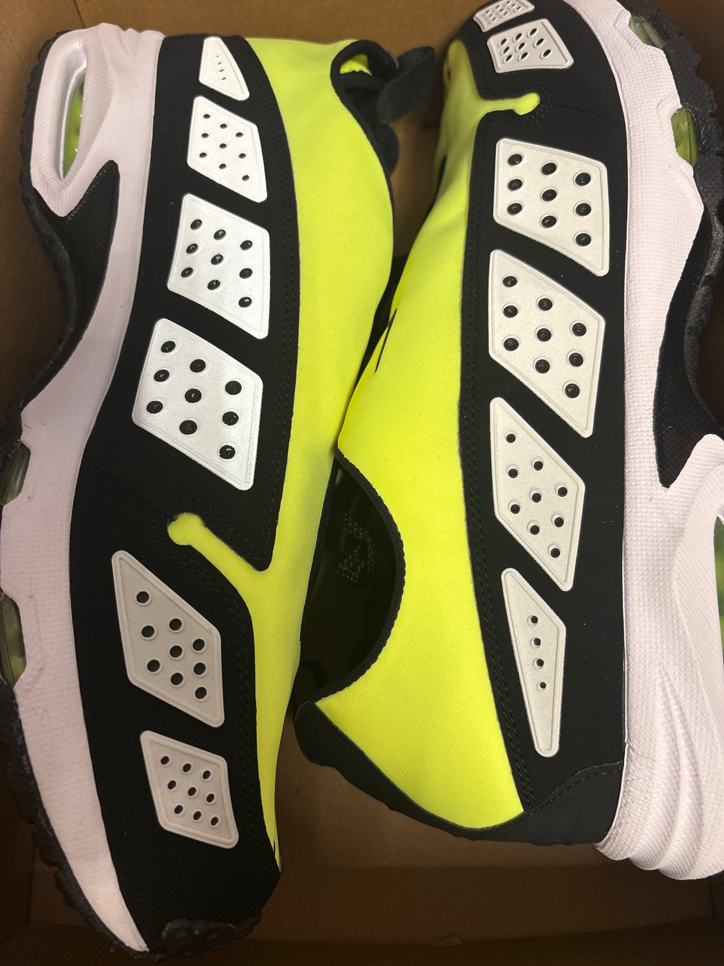 Nike Air Max SNDR, gelb/schwarz,  Größe 43