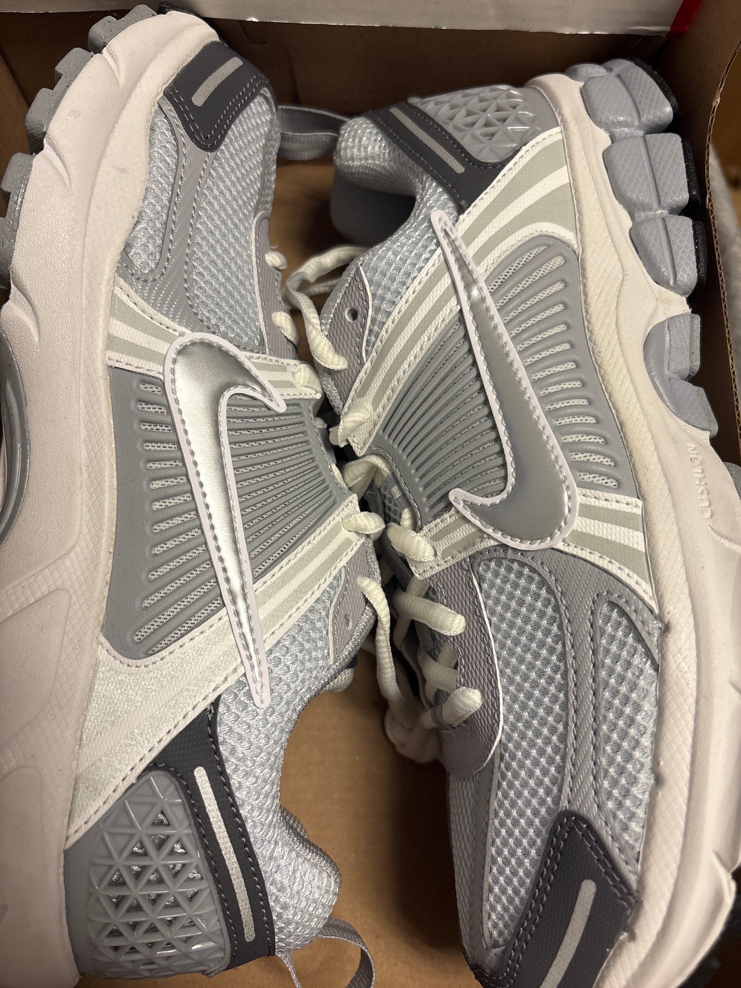 Nike Vomero 5 in grau/weiss/silber Größe 38,5