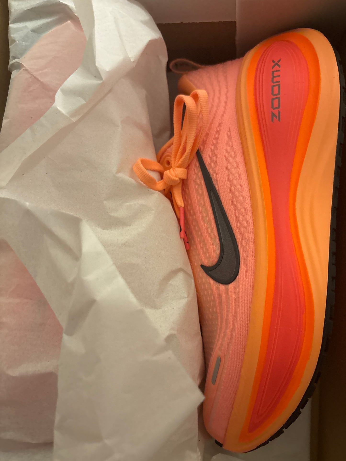 Nike Vomero Plus in orange, Größe 38,5